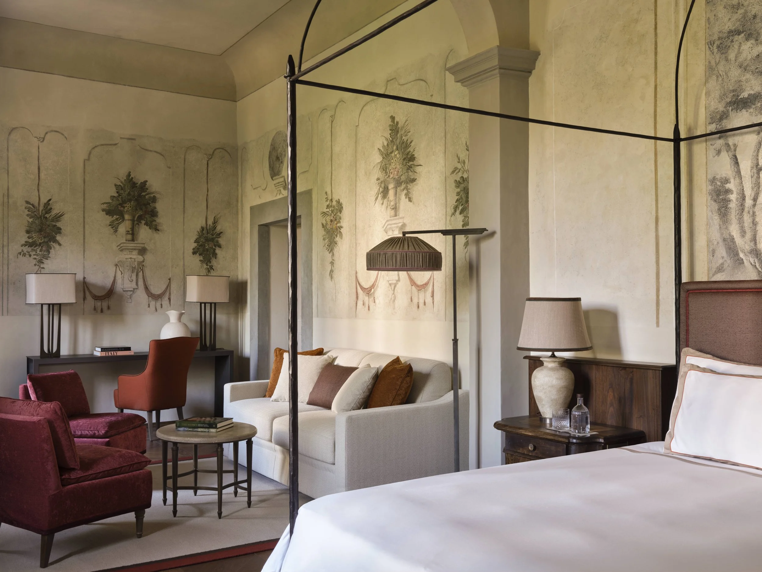 CAQ_Accommodations_Suite-Giardino_Bed_2025_01.jpg