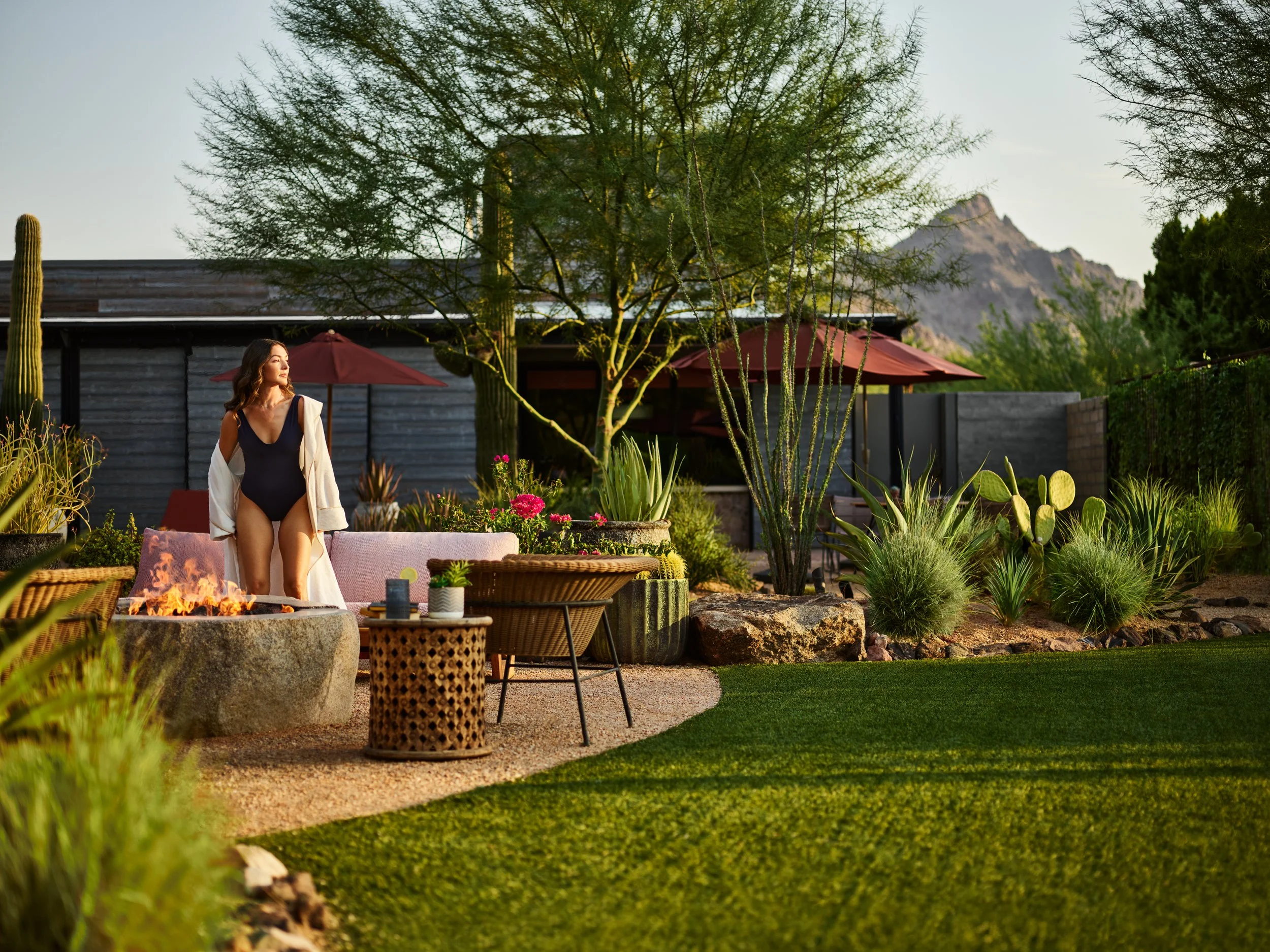HILTON-AMEX-AZ-SPA-COURTYARD-DAY-02-5164_Churchill-v1_SBv3.jpg