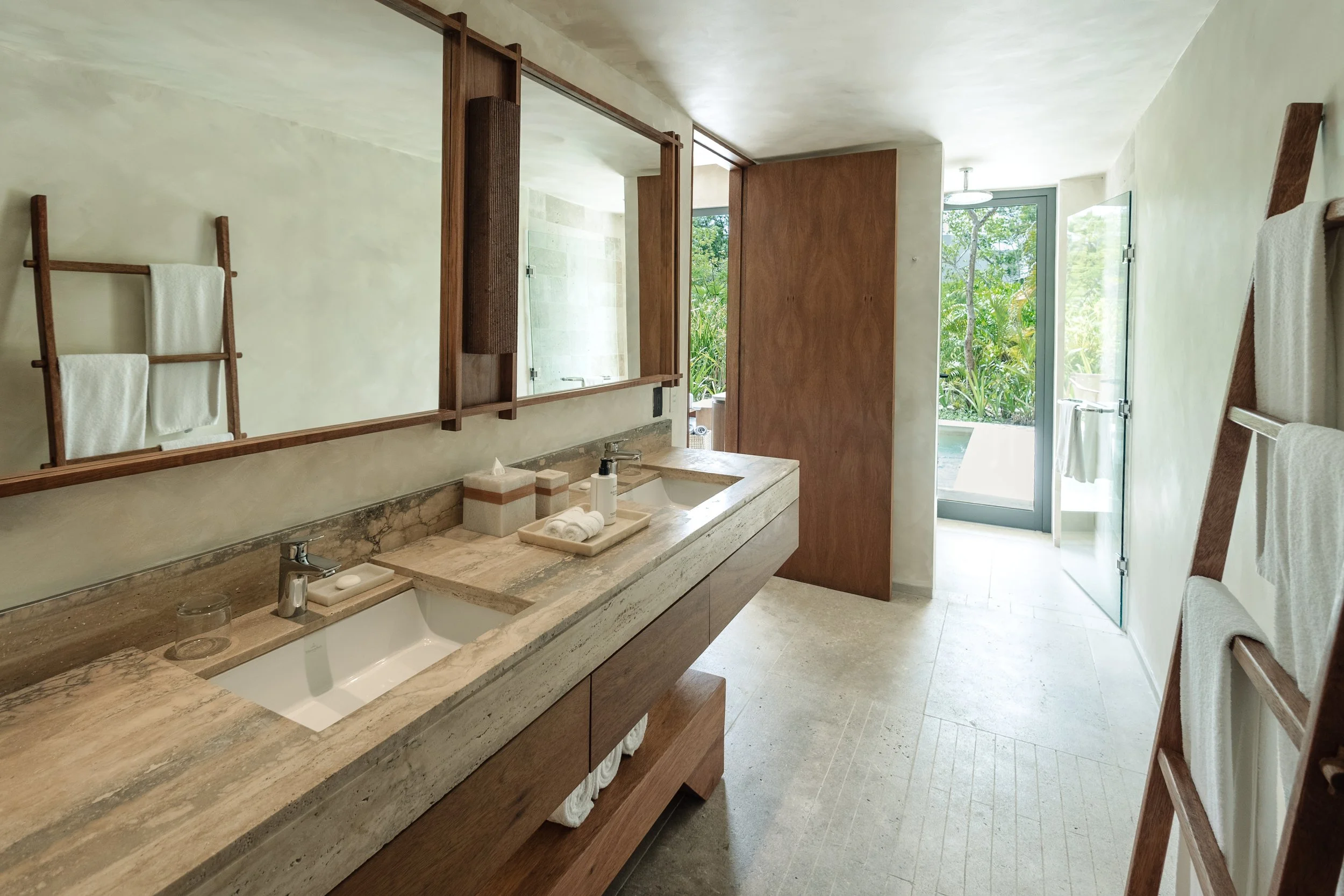 Lagoon area Suite with plunge pool 04.jpg