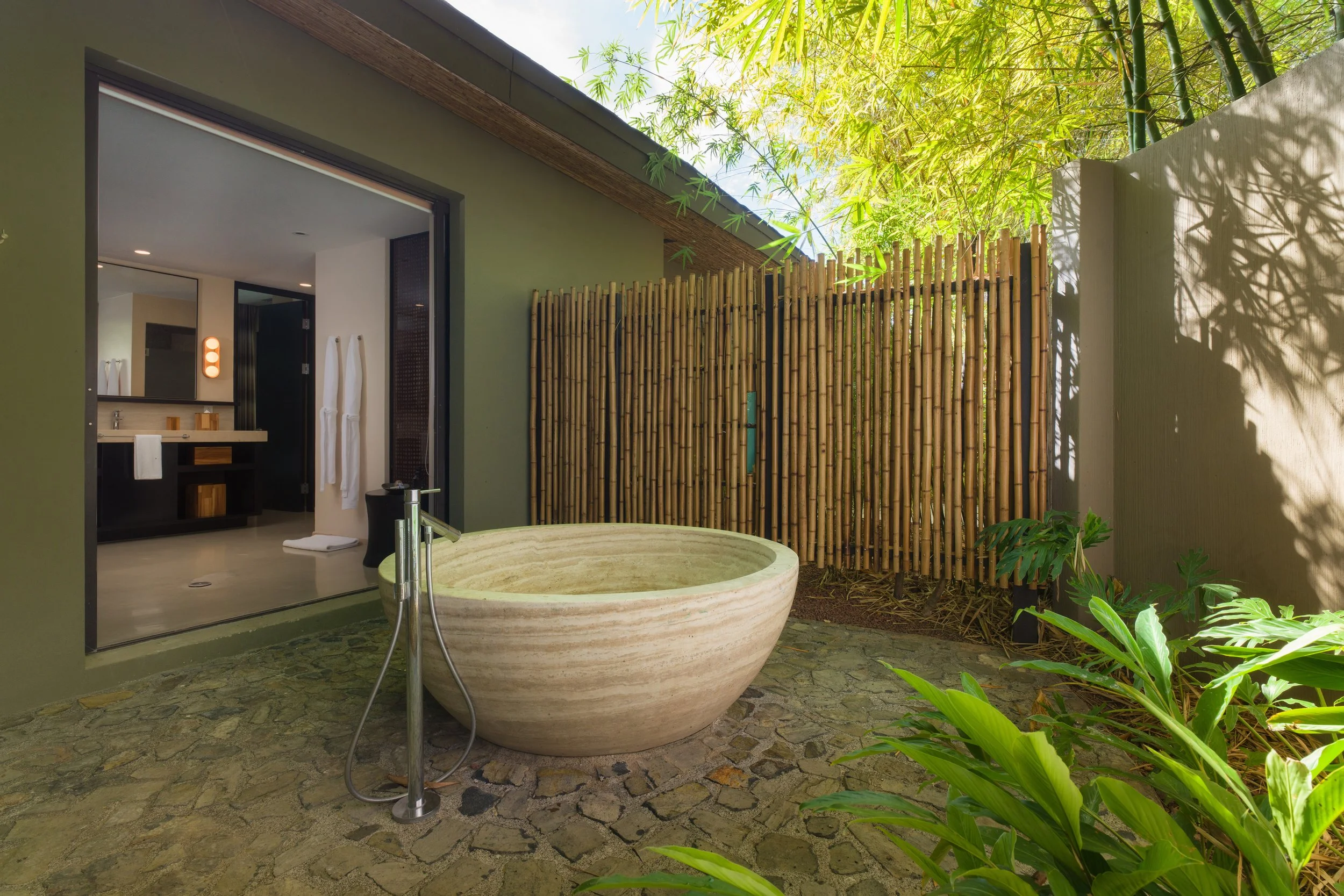 PAPAGAYOPLUNGEPOOLSUITE_TUB.JPG