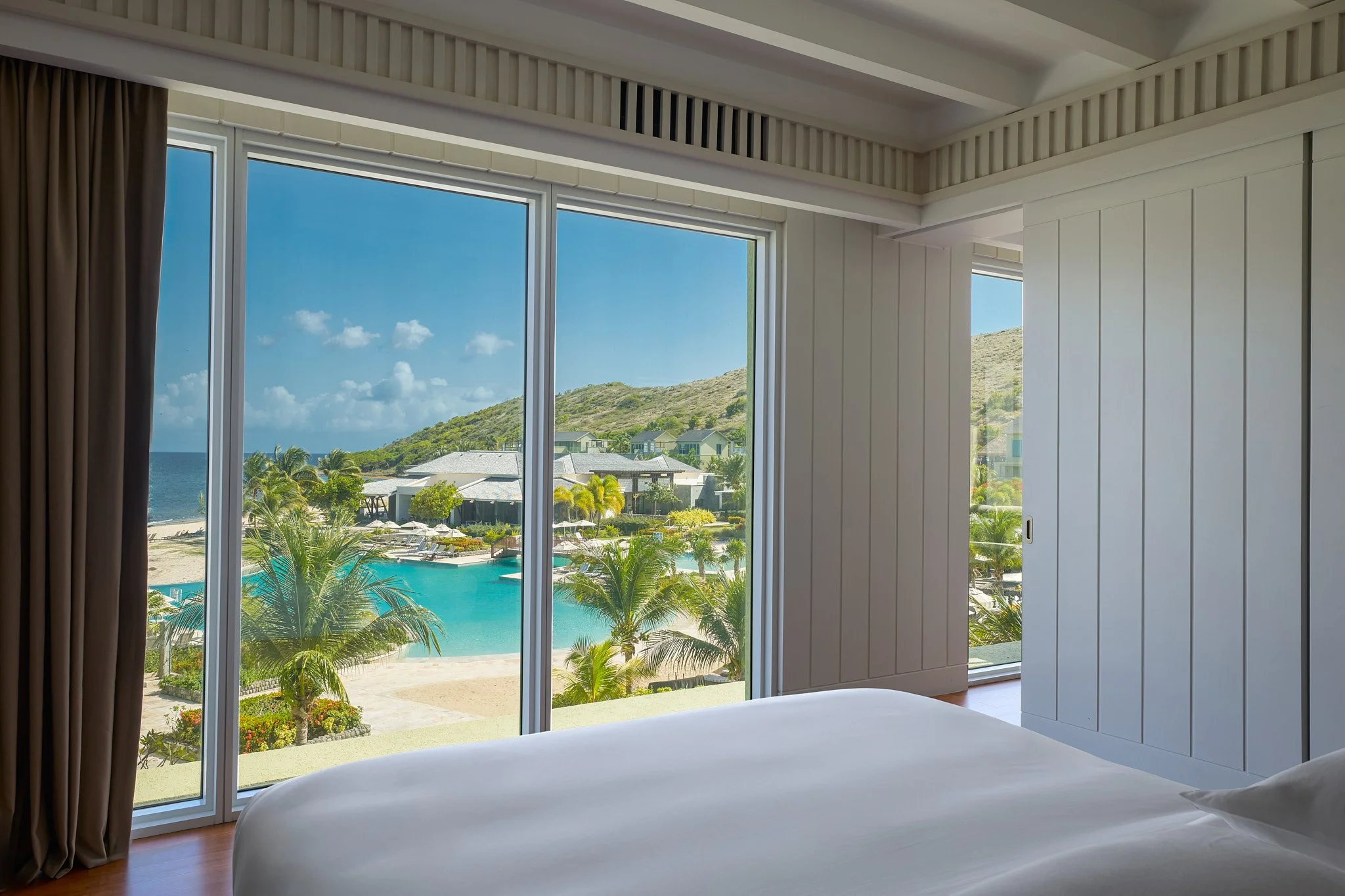 029_PRXS_Suite_Plunge_Deluxe_Bed_rm1421_PHSKB_60430.jpg