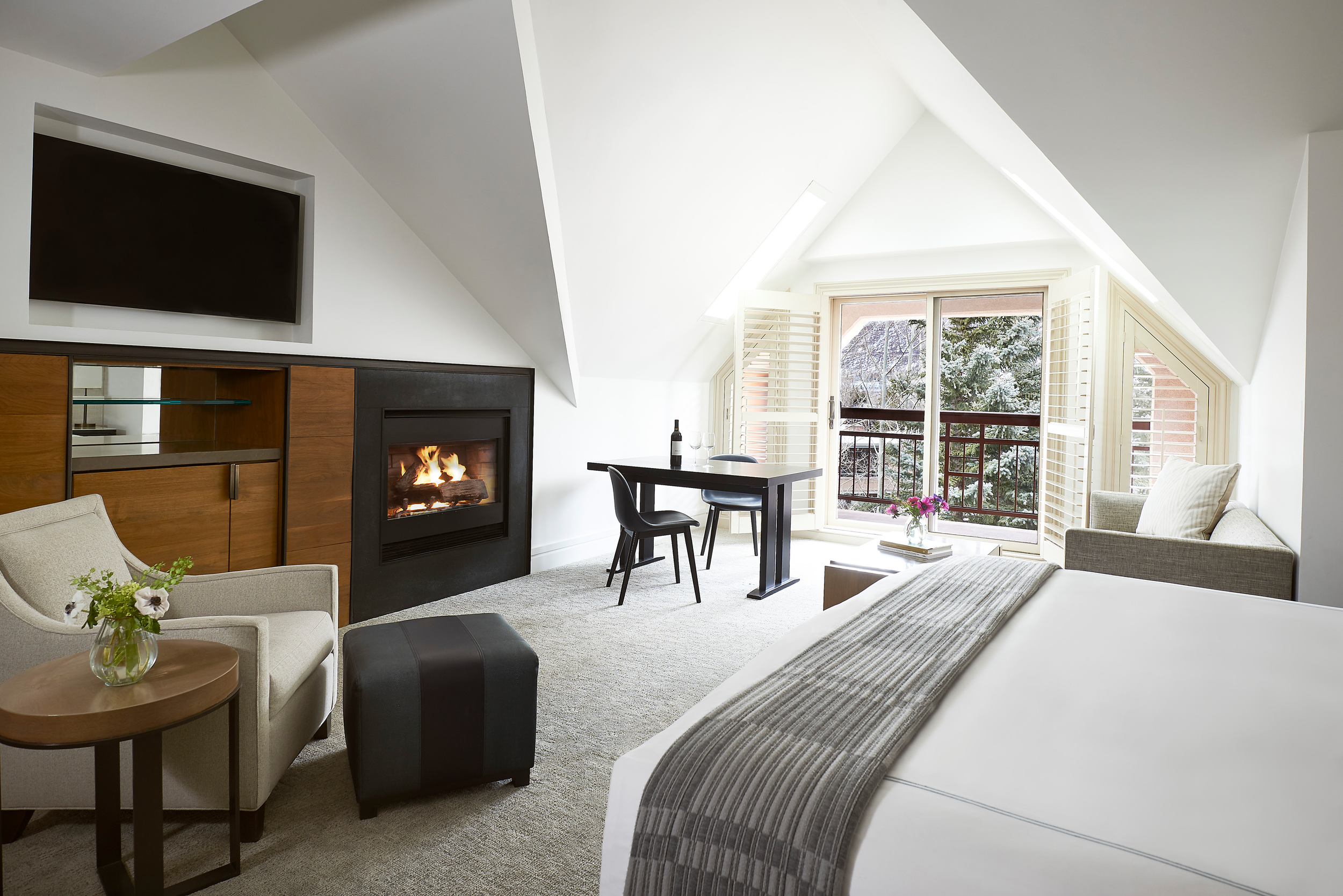 Premium-Mountain-Side-Guest-Room-King-5000x3338-625d534a-57f9-4172-ae78-c5192d5f4453.png