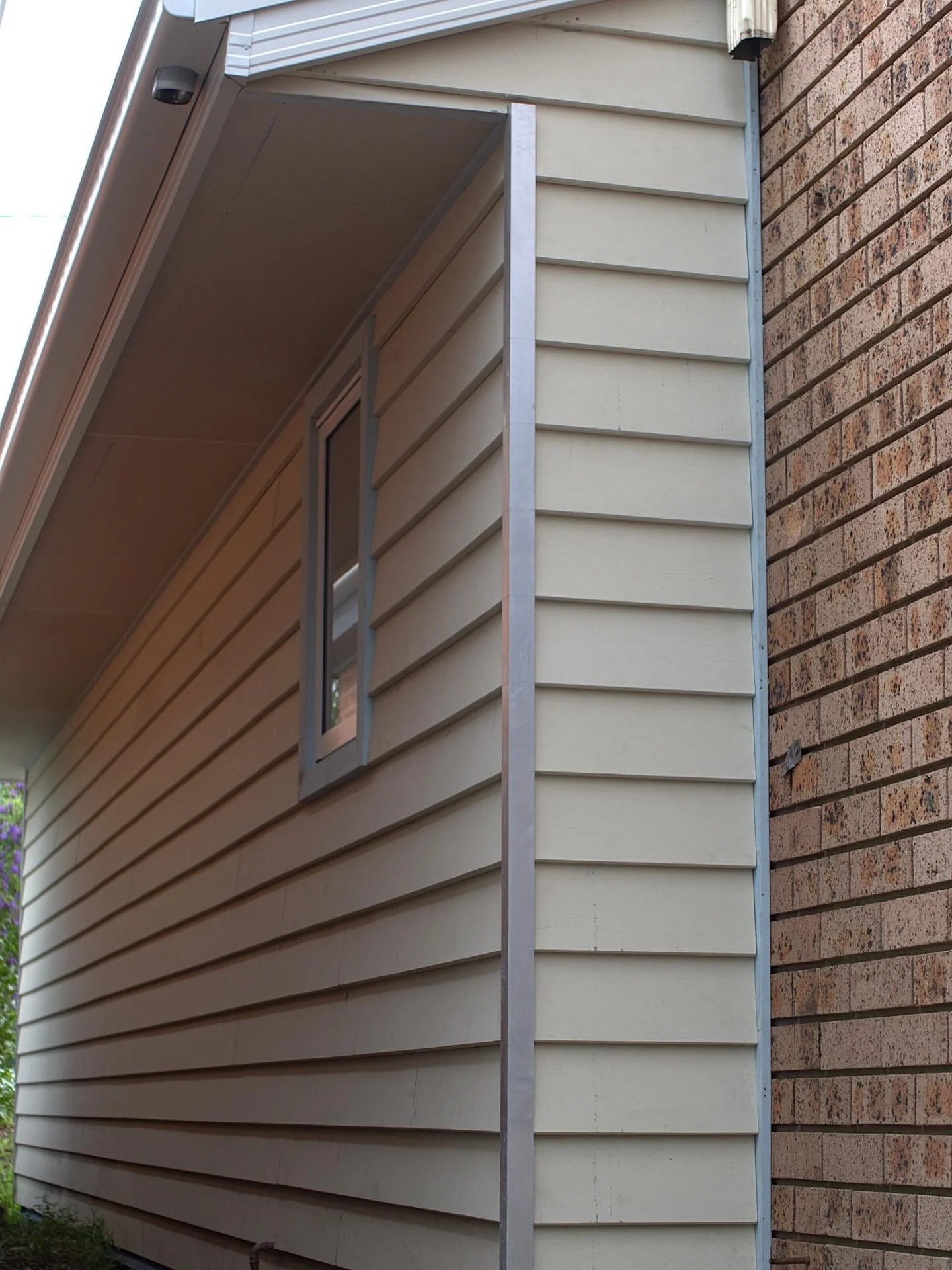 External photos of our recent Gwandalan garage extension, @jameshardieau cladding combined with @colorbondsteel roof, gutters and flashing always give an authentic Australian vibe