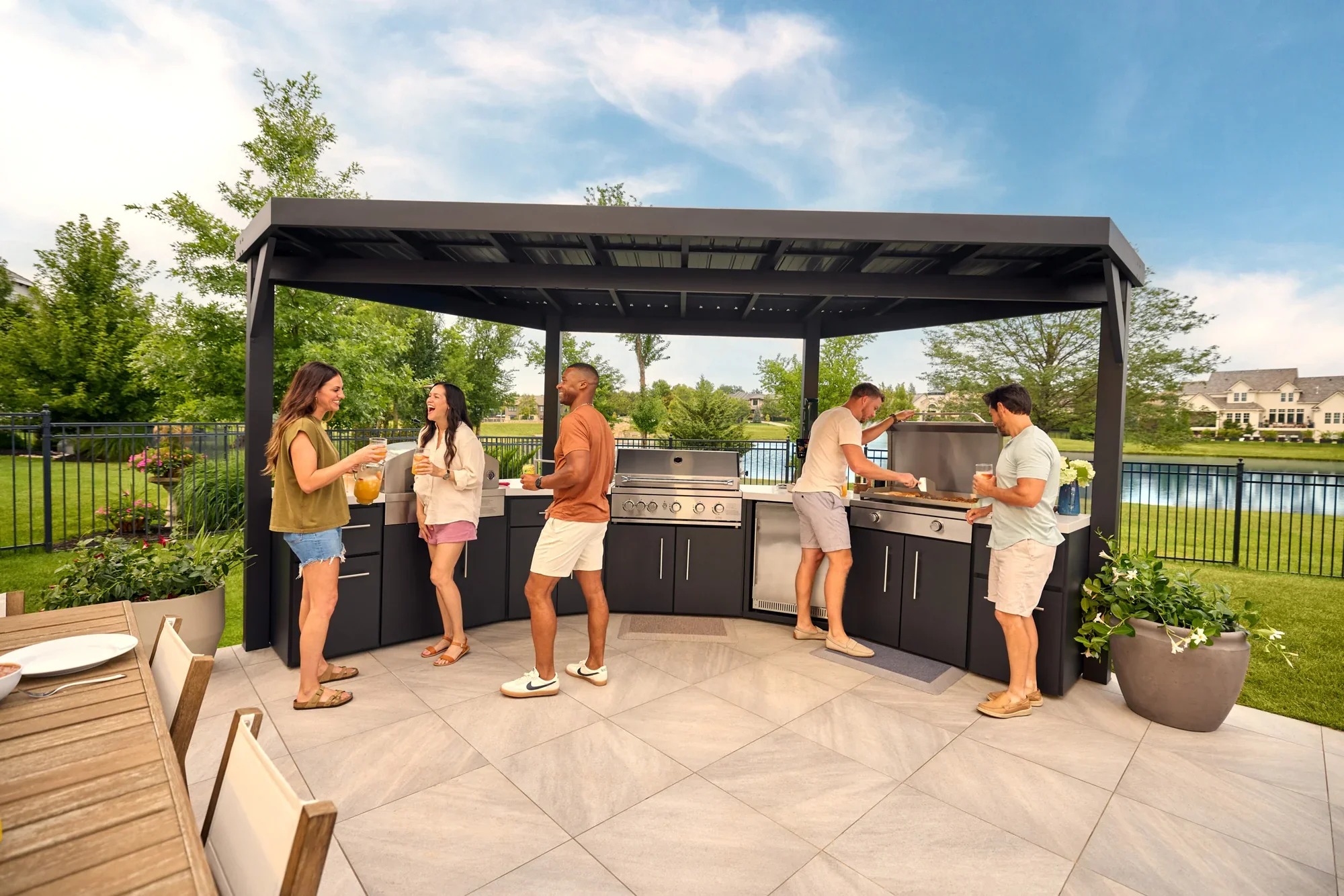 SIZE_EdgemontCove_Lifestyle_GroupKitchen_2500x1875_v1.webp