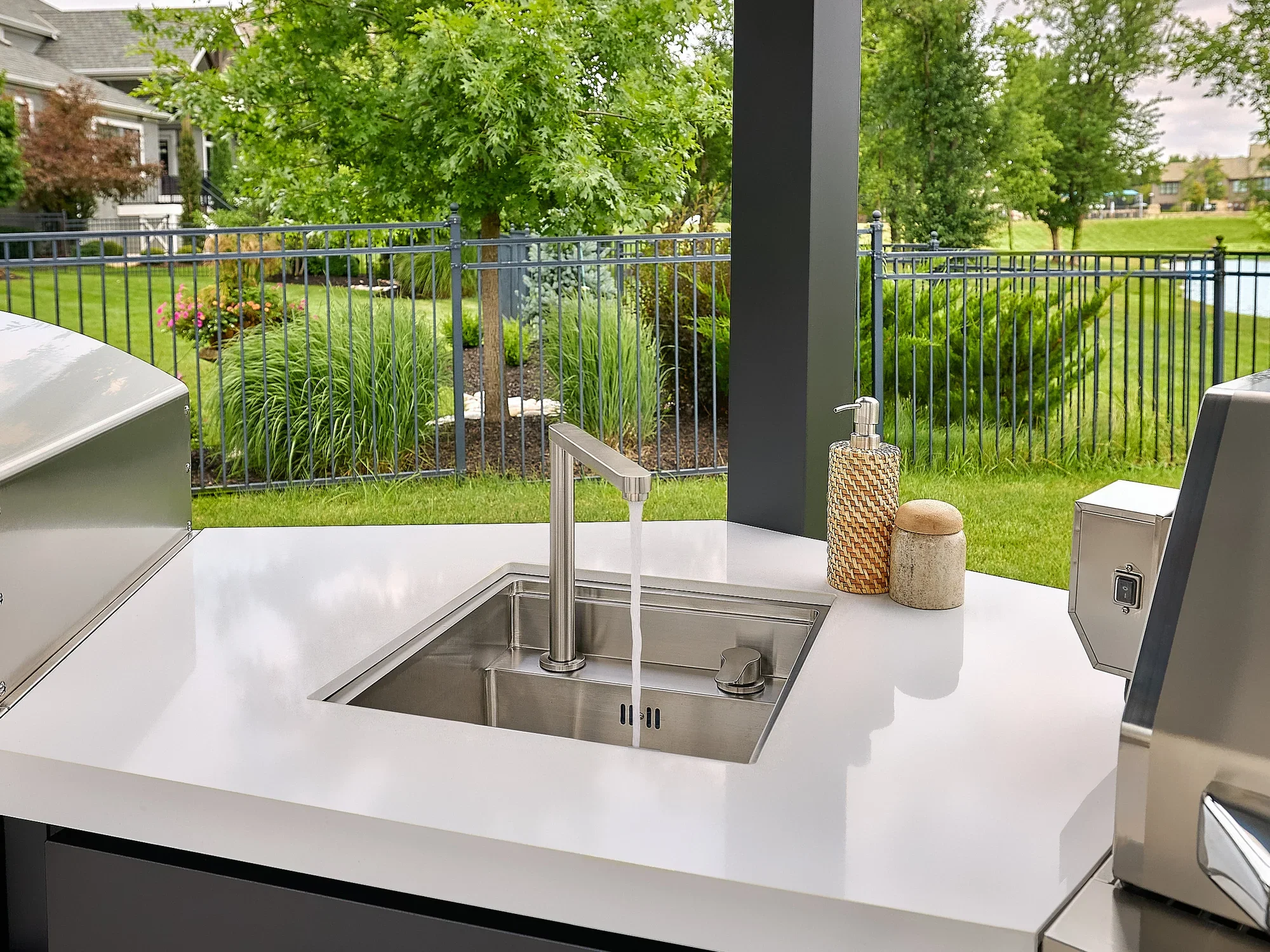 SIZE_EdgemontCove_SinkOpenWaterOn_2500x1875_V1.webp