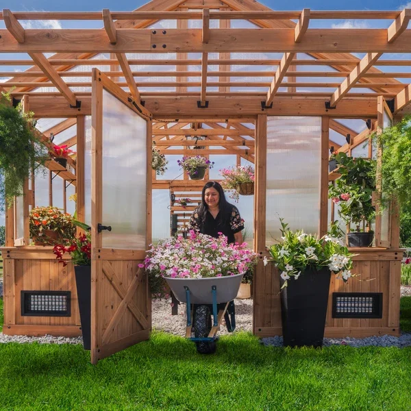 SIZE_BelleroseXL_Lifestyle_WomanWheelbarrow_V1.webp