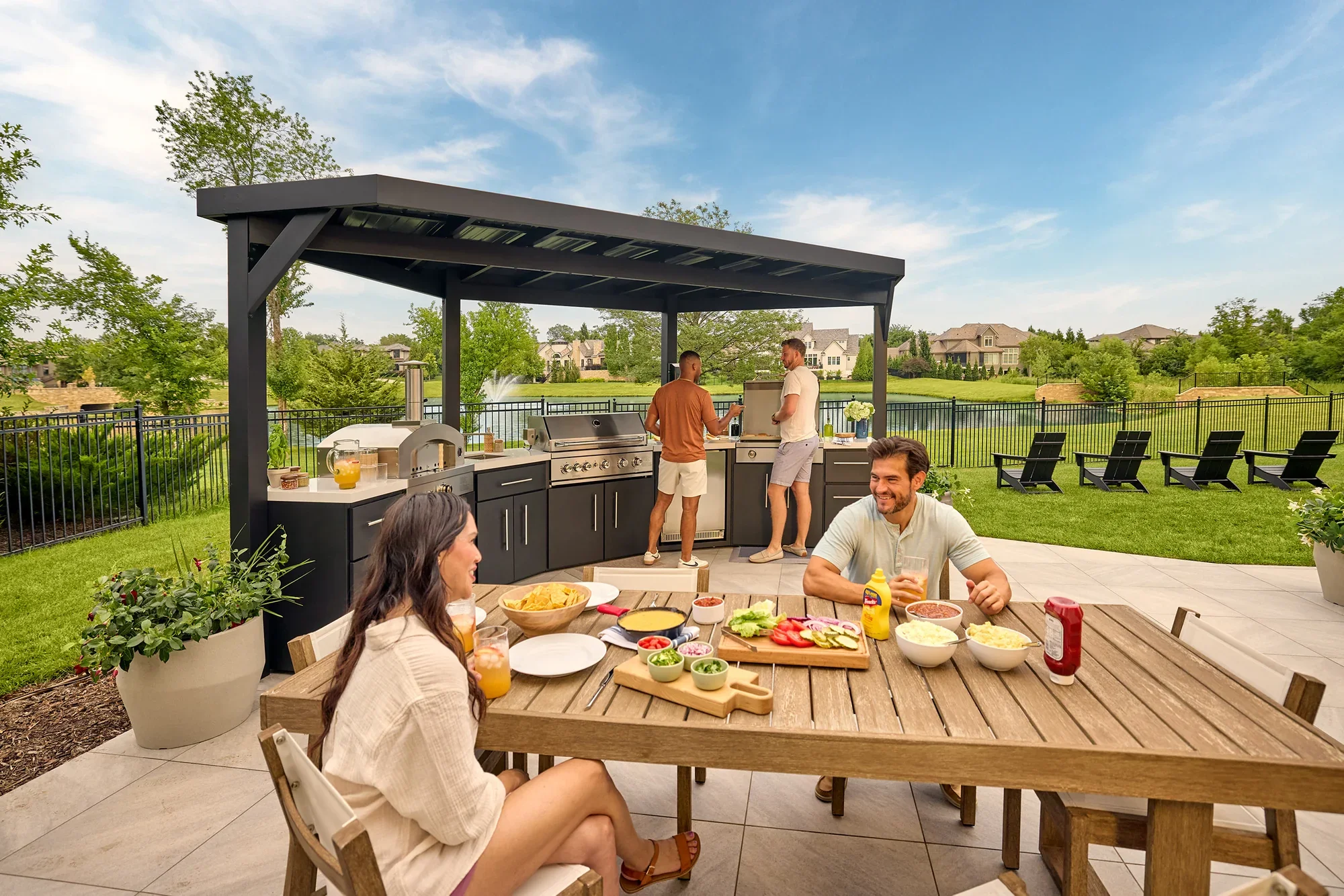 SIZE_EdgemontCove_Lifestyle_WideTableKitchen_2500x1875_v1.webp