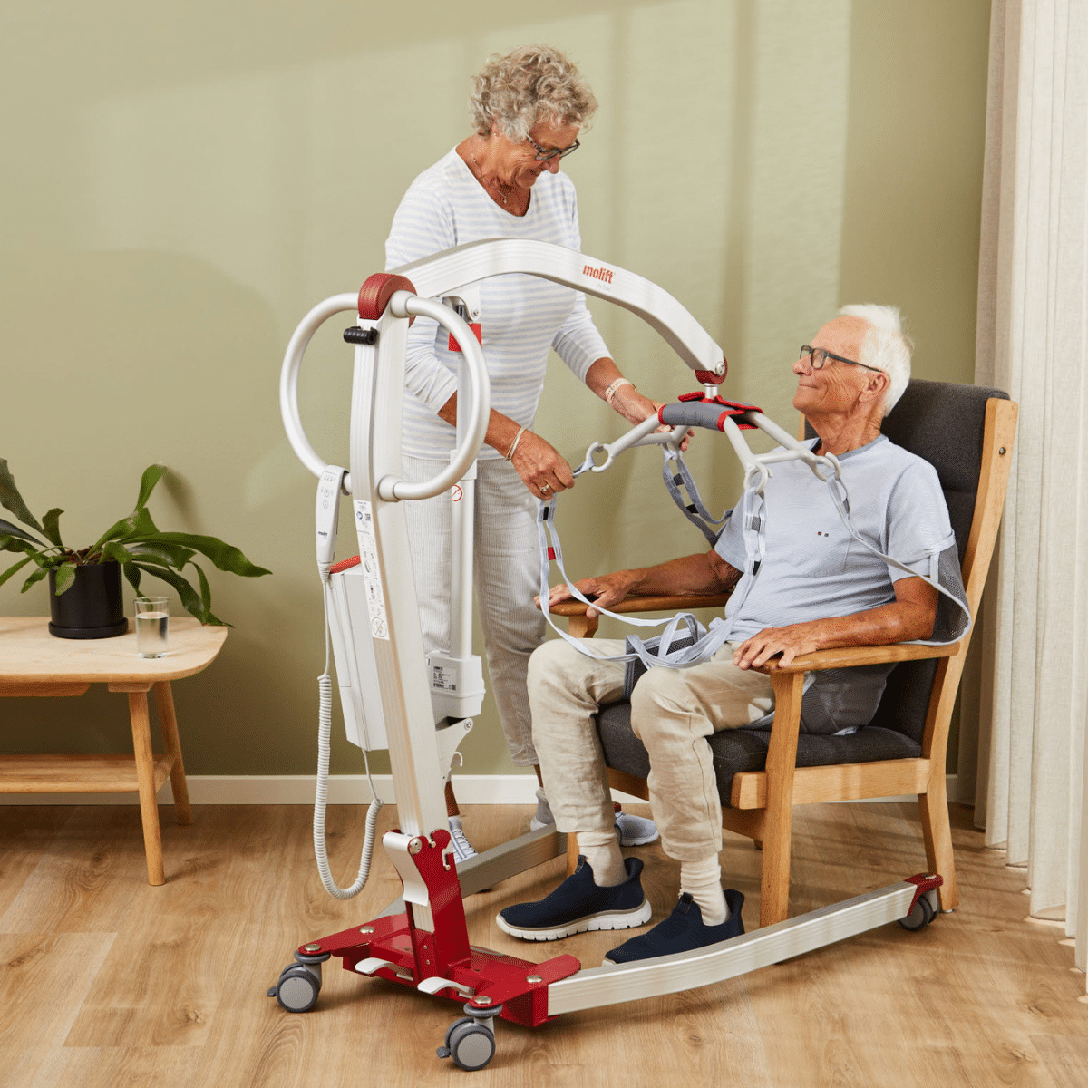 Molift-150-patient-lifter-in-home.png