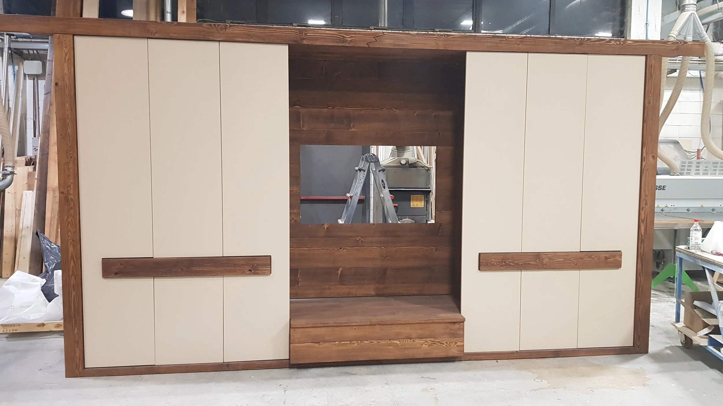 Mobili in legno e pannelli di armadio in fase di produzione in una falegnameria.