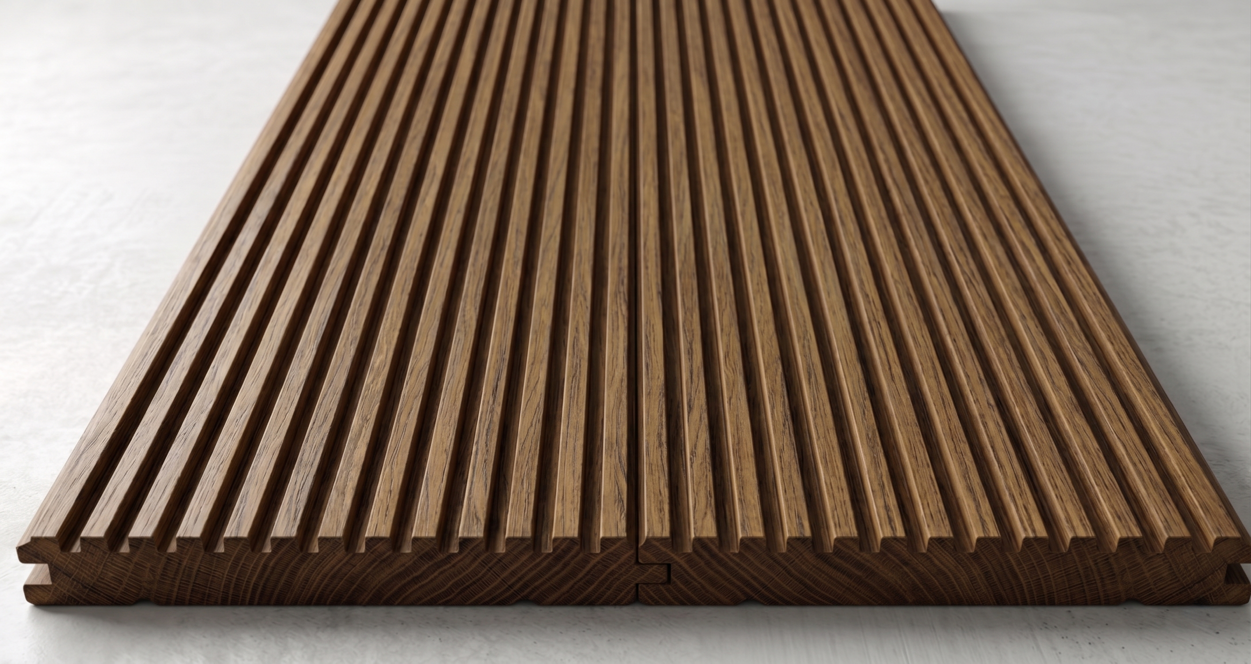 Una tavola di legno con superficie liscia e motivo di strisce parallele in rilievo, di colore marrone.