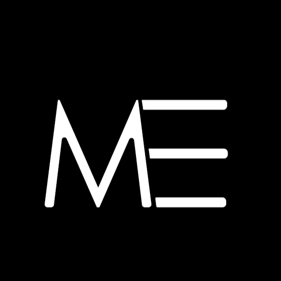 Design minimalista con la parola 'ME' in bianco su sfondo nero.