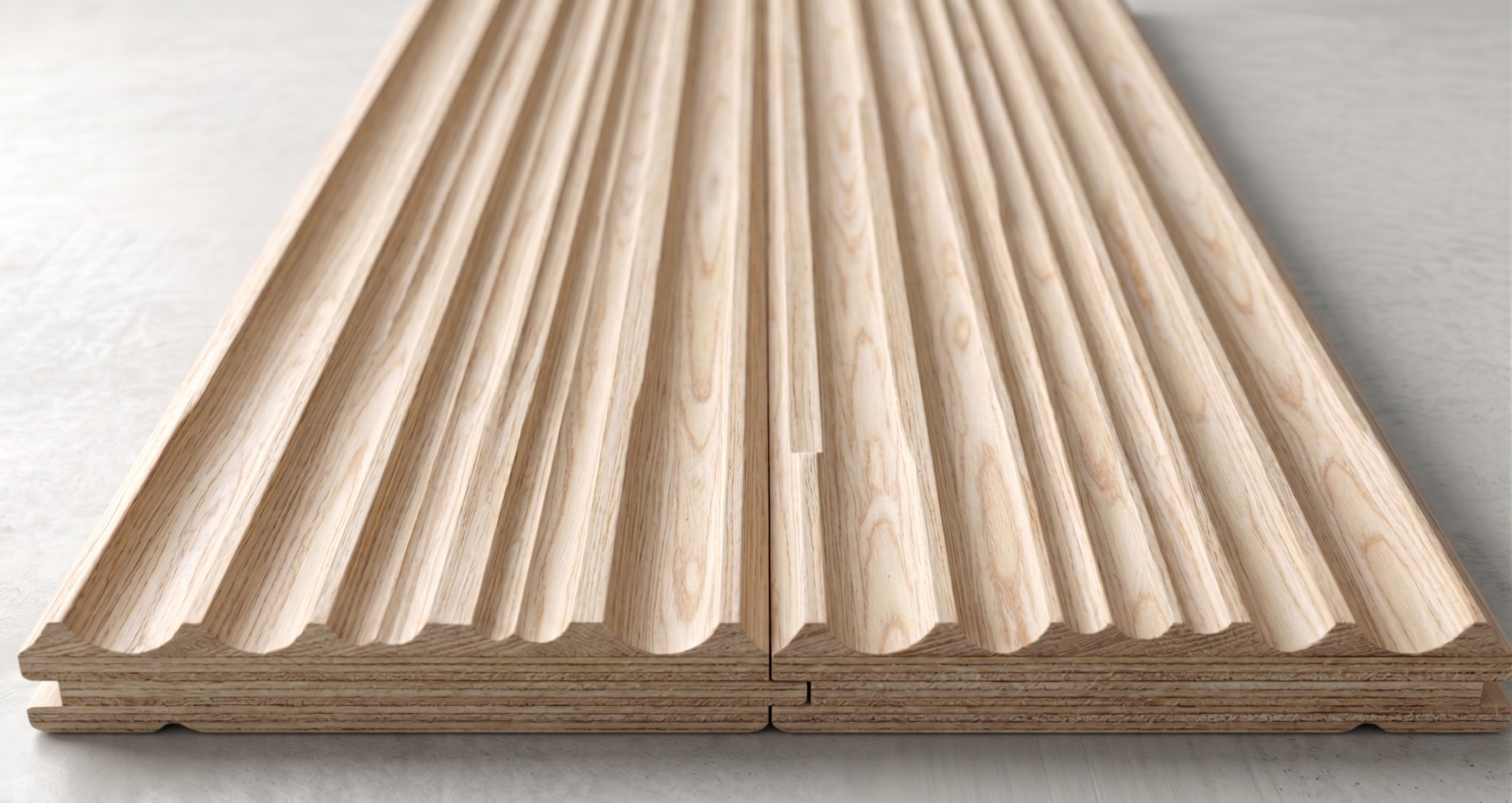 Piano in legno con superficie rettangolare e lame di legno naturale che formano un motivo a raggio, con base in legno più scuro.