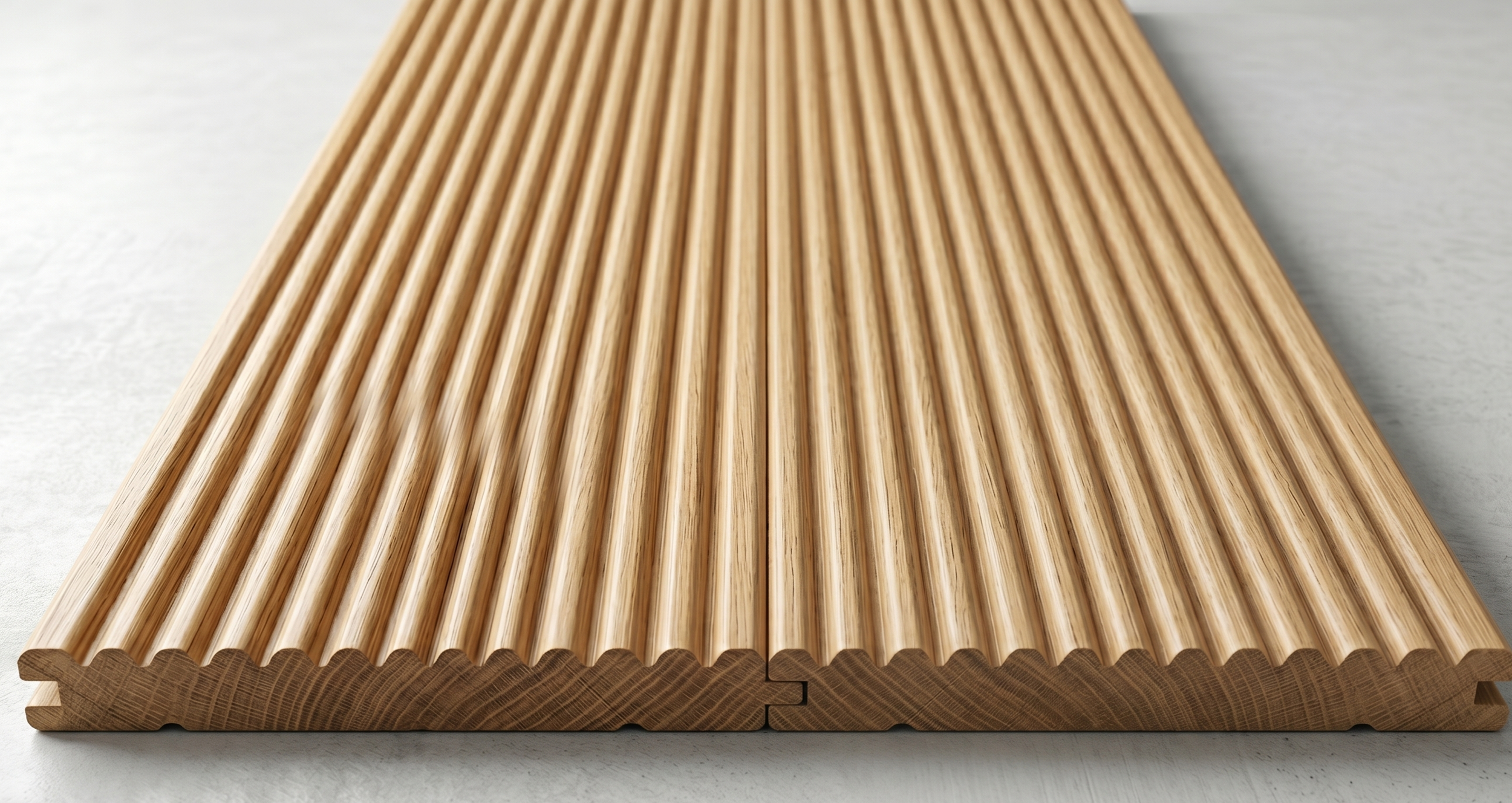 Piano in legno con superficie ondulata e linee verticali