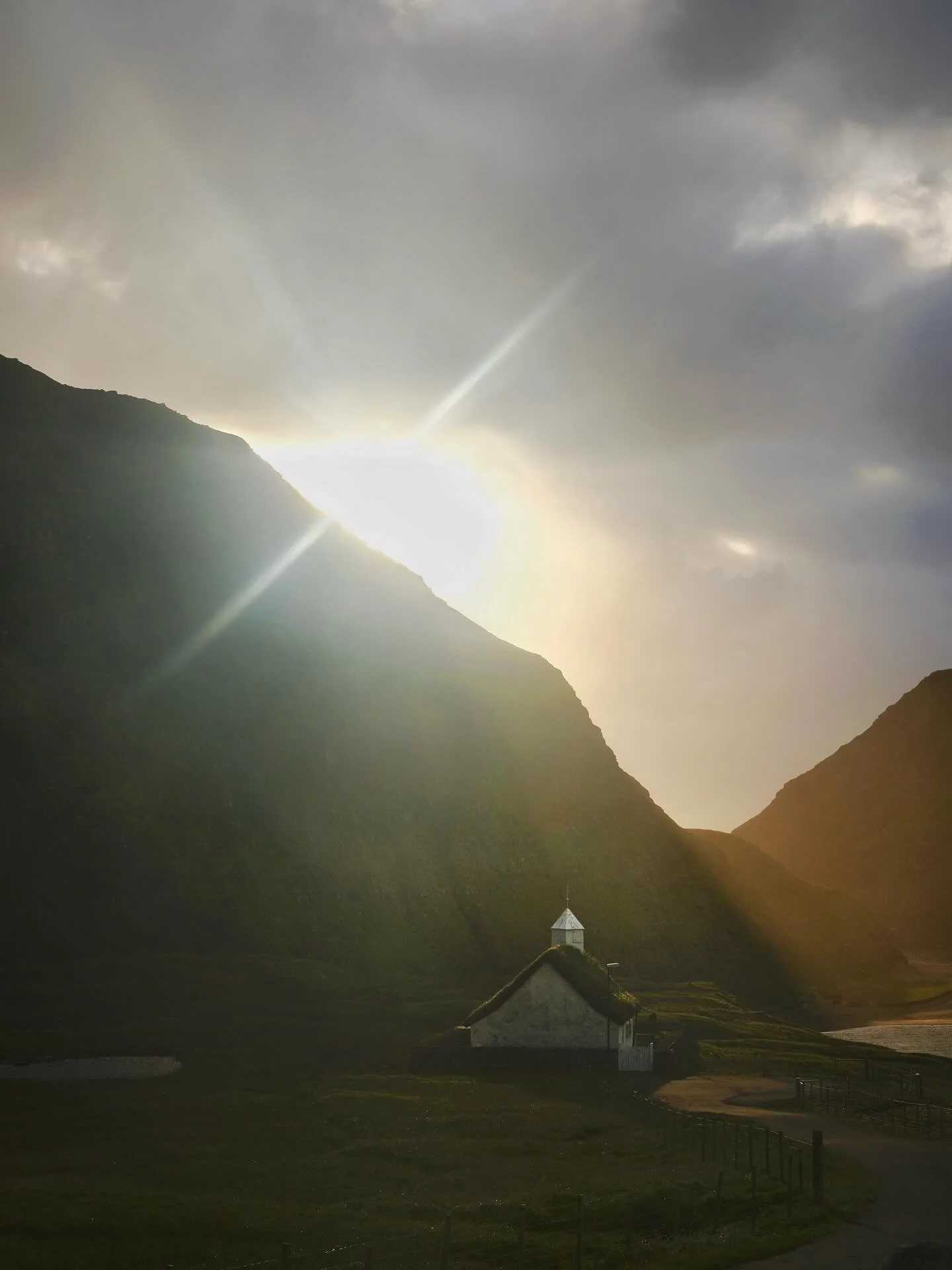 Roaddtripping in the the wild Faroes. This archipelago keeps on delivering with rugged nature and all the shades of green👌🏻

#visitfaroes #faroeislands #roadtrip
