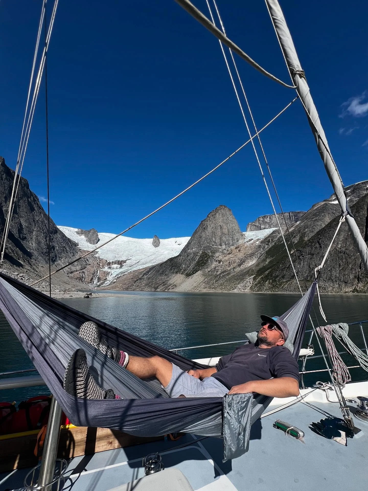 Dusting off the ol&rsquo; hammock to let it all hang out Greenland style.

#greenland #hammocklife #sailinggreenland #tasermiut #hammock #sailboat