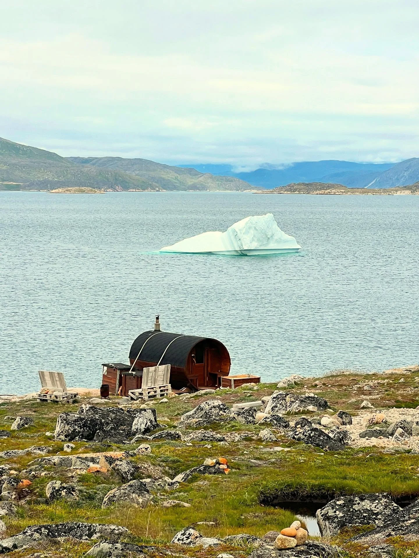 Probably the most scenic sauna we&rsquo;ve ever cooked ourselfs in. An hours walk outside of Qaqortoq a self service barrel sauna overlooks the fjord with icebergs floating by. 2 hours of much needed welness to revive our weathered sailor&rsquo;s bon
