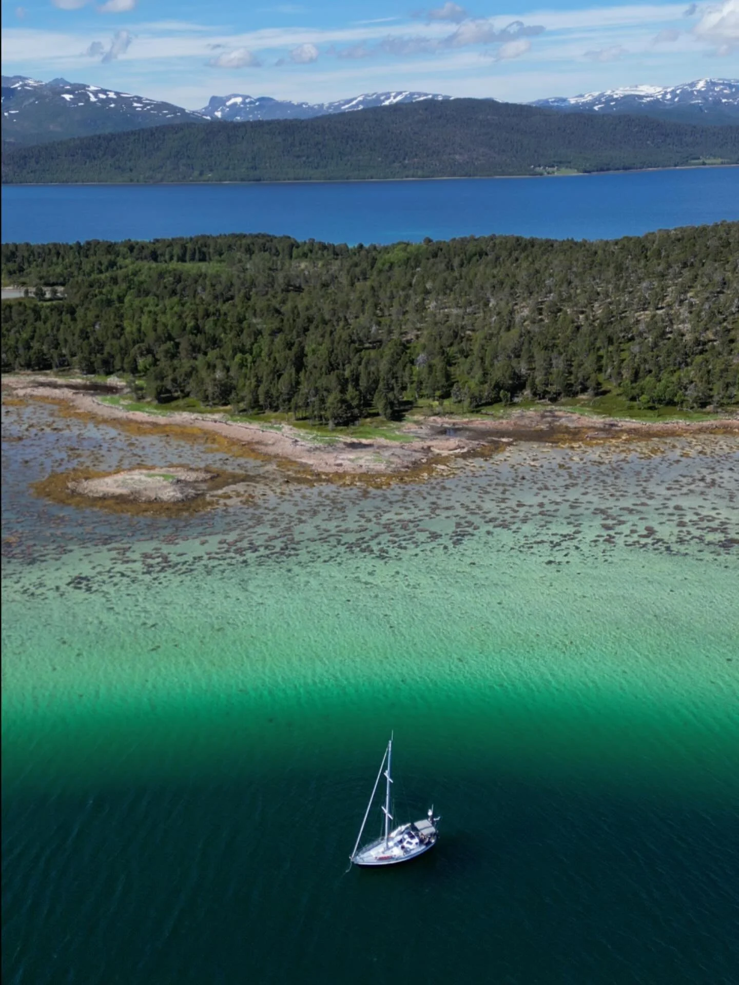 🇳🇴 or 🇨🇦? Same same but different 👌🏻

#highlatitudesailing #sailingnorway #sailingcanada #norway #canada #sailing #onanchor