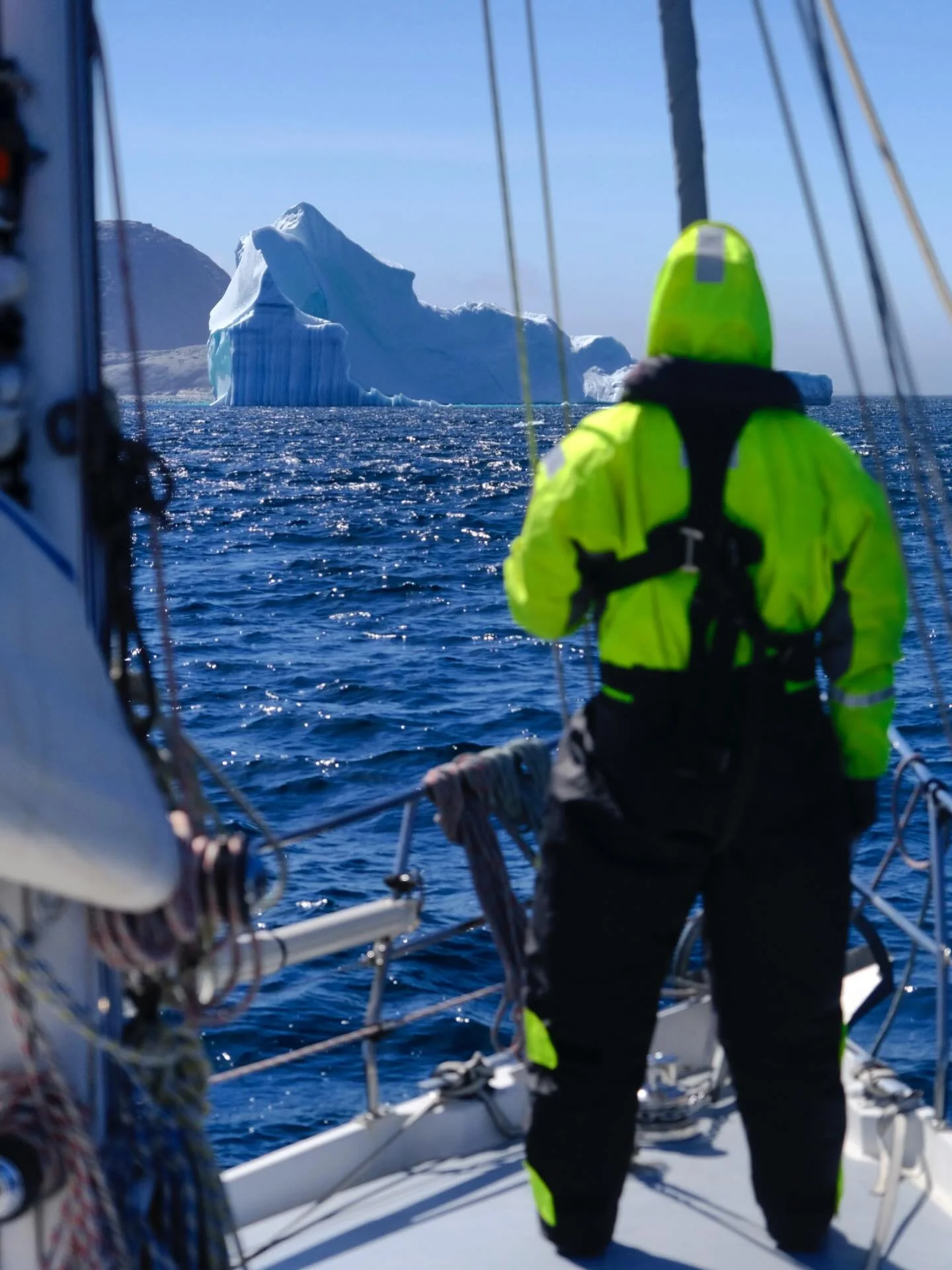 Fair weather sailors for life 🫶🏻

#greenland #sailinggreenland #iceberg #highlatitudesailing #arcticsailing
