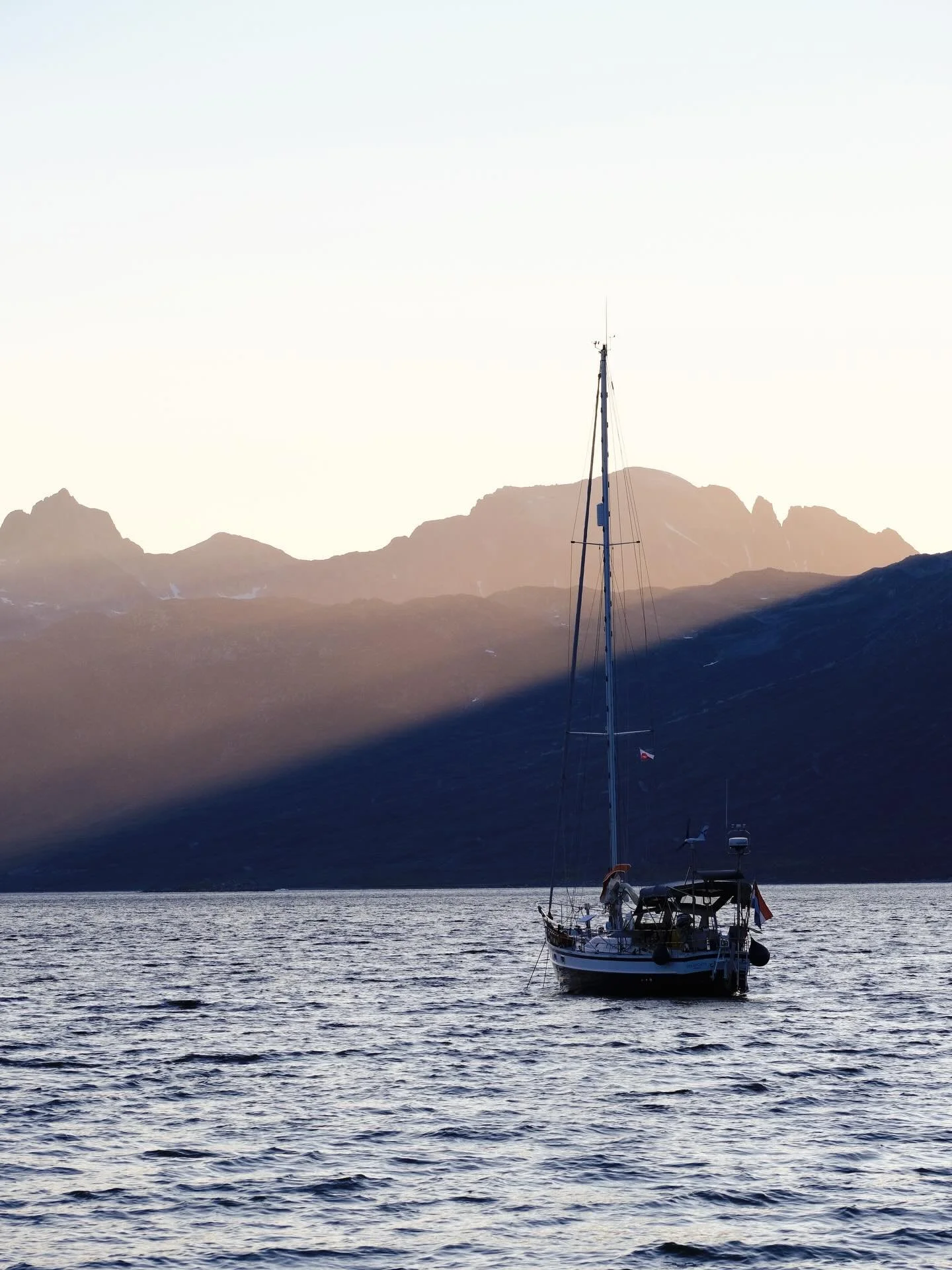 Last rays of the day

#greenland #sailinggreenland #highlatitudesailing #sailing