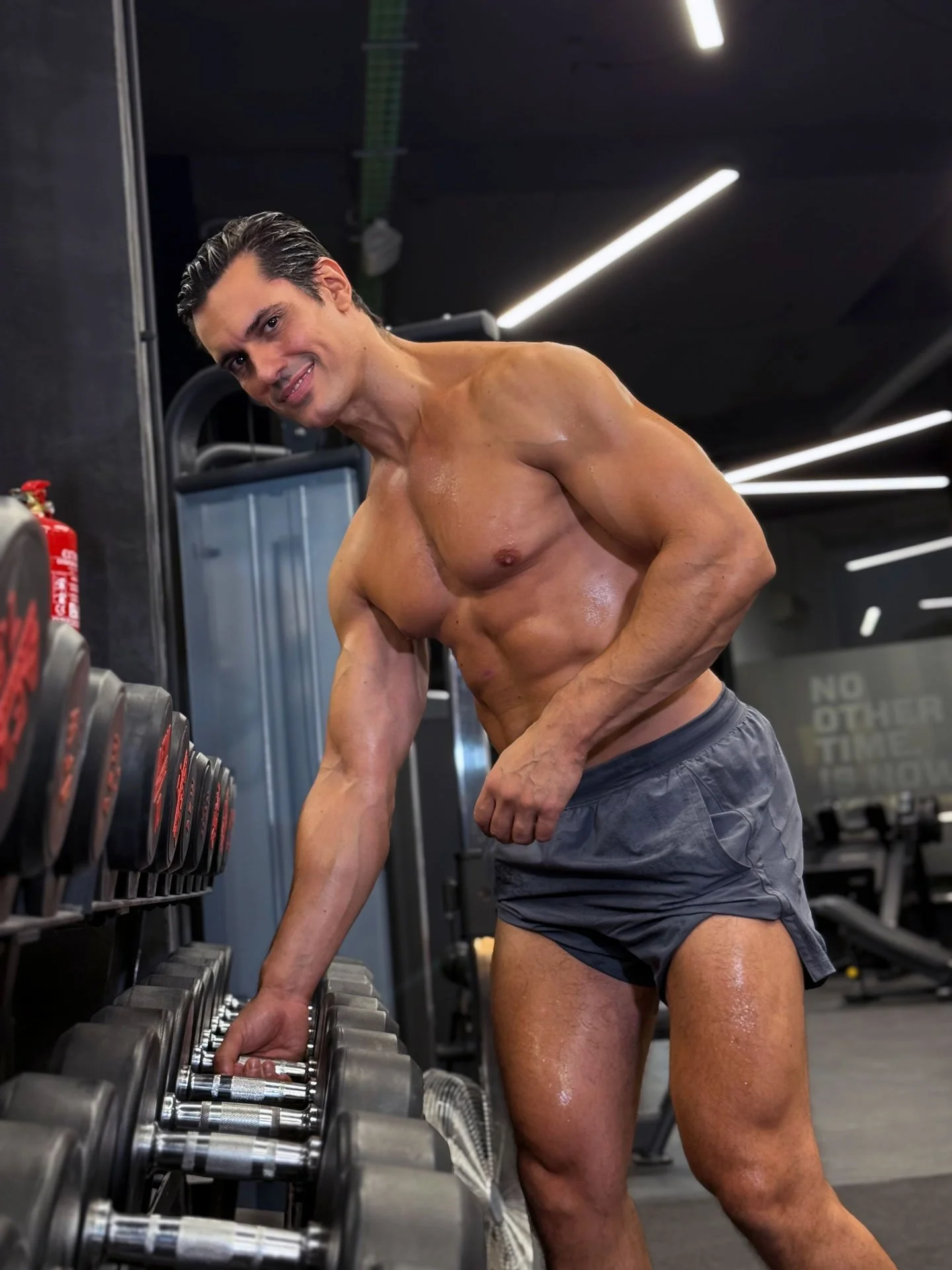 Fran Melero en el gimnasio haciendo ejercicio con pesas.