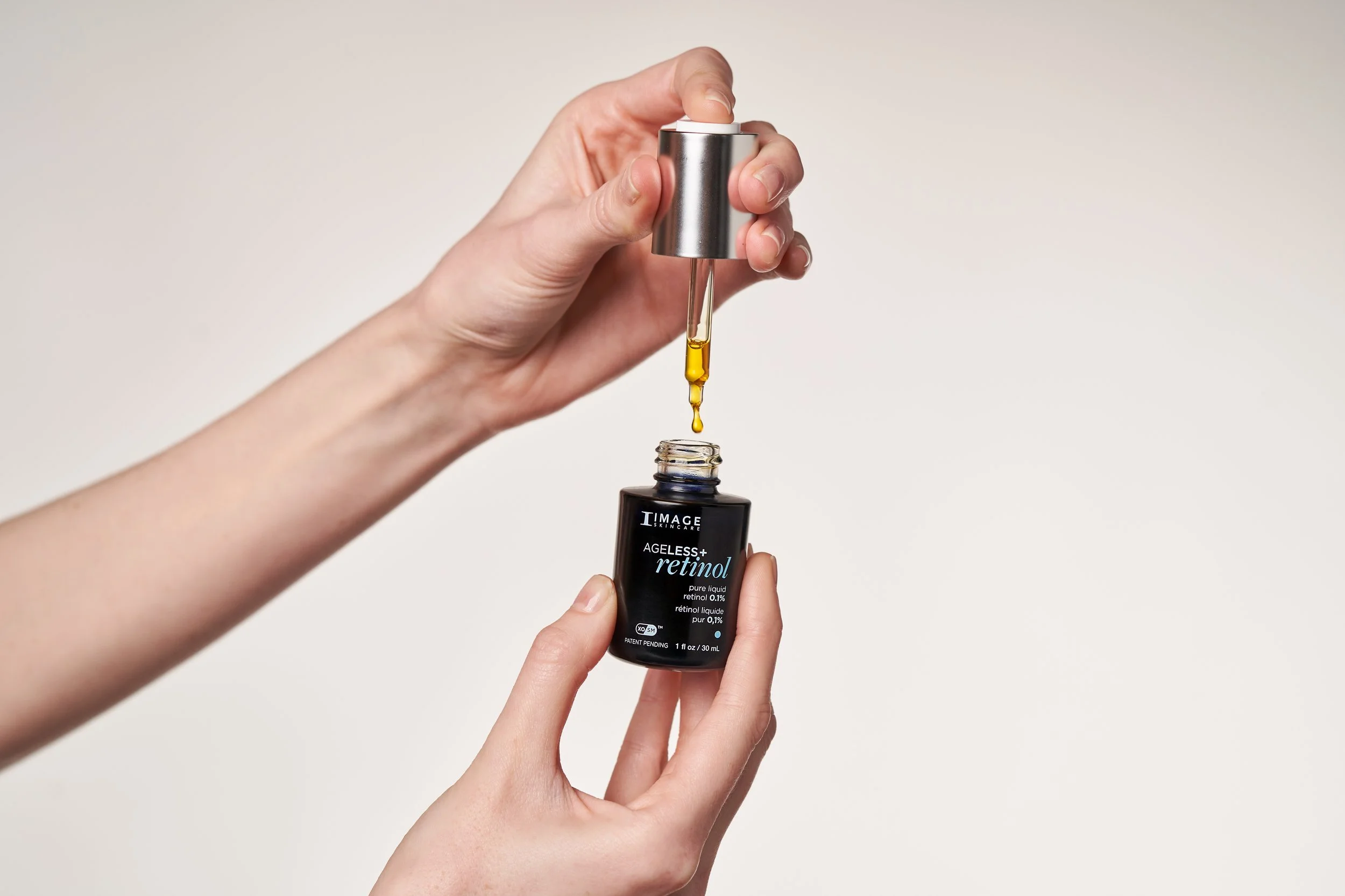 AGELESSretinol_pureliquid_01_hand_0132.jpg