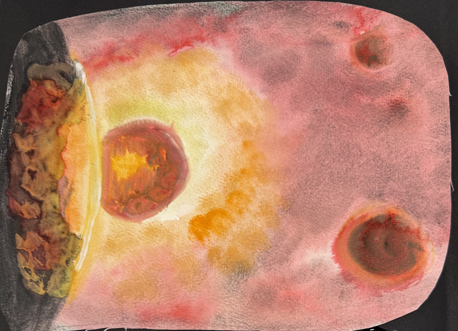 Kinderschilderij met aquarel van een zon en planeten in warme rood-oranje tinten, gemaakt tijdens een kunstles bij Studio XXVIII.