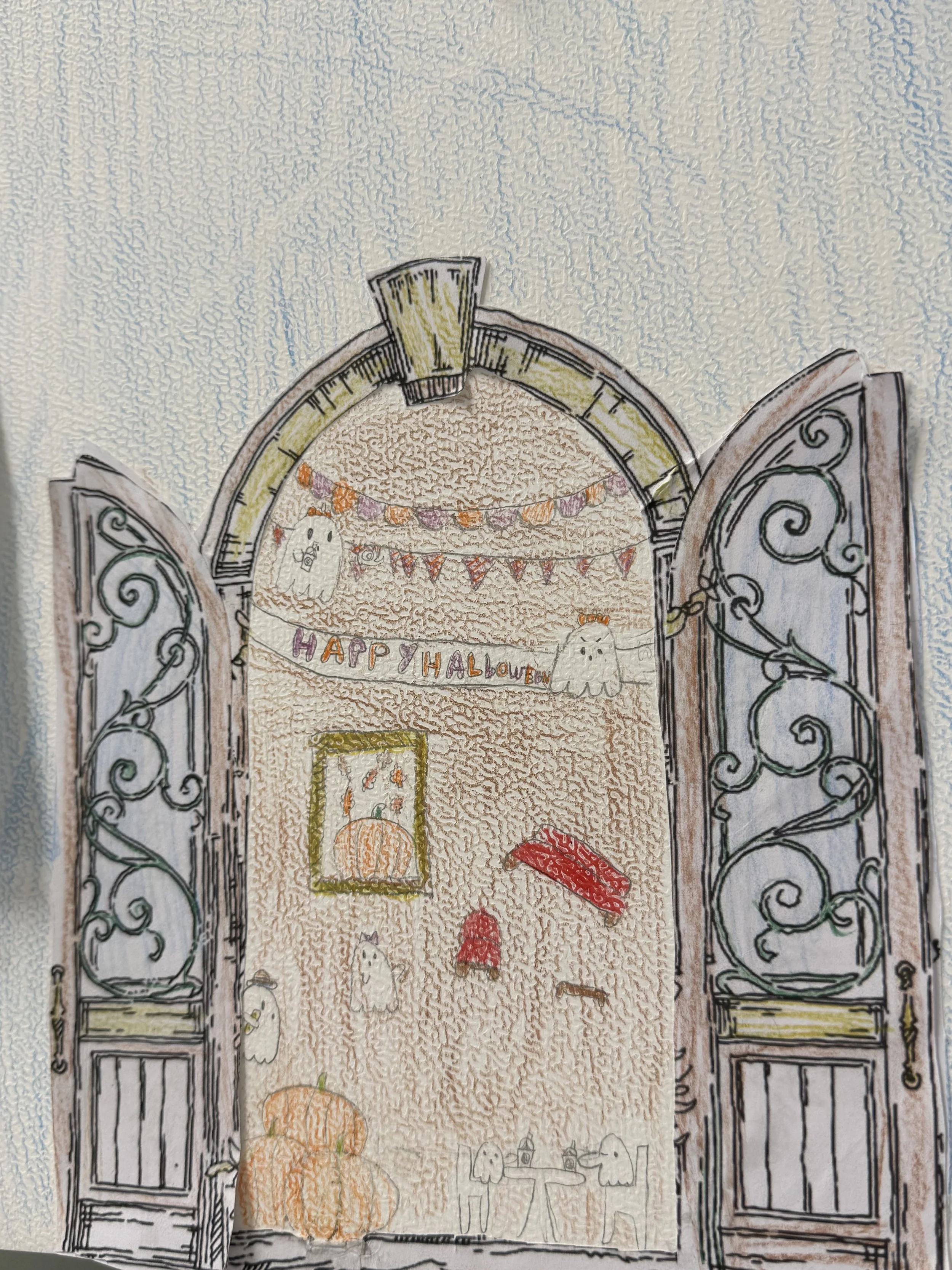 Kindert kunstwerk van een Parijs balkon versierd voor Halloween, met pompoenen, spookjes en slingers — gemaakt tijdens een kunstles bij Studio XXVIII.