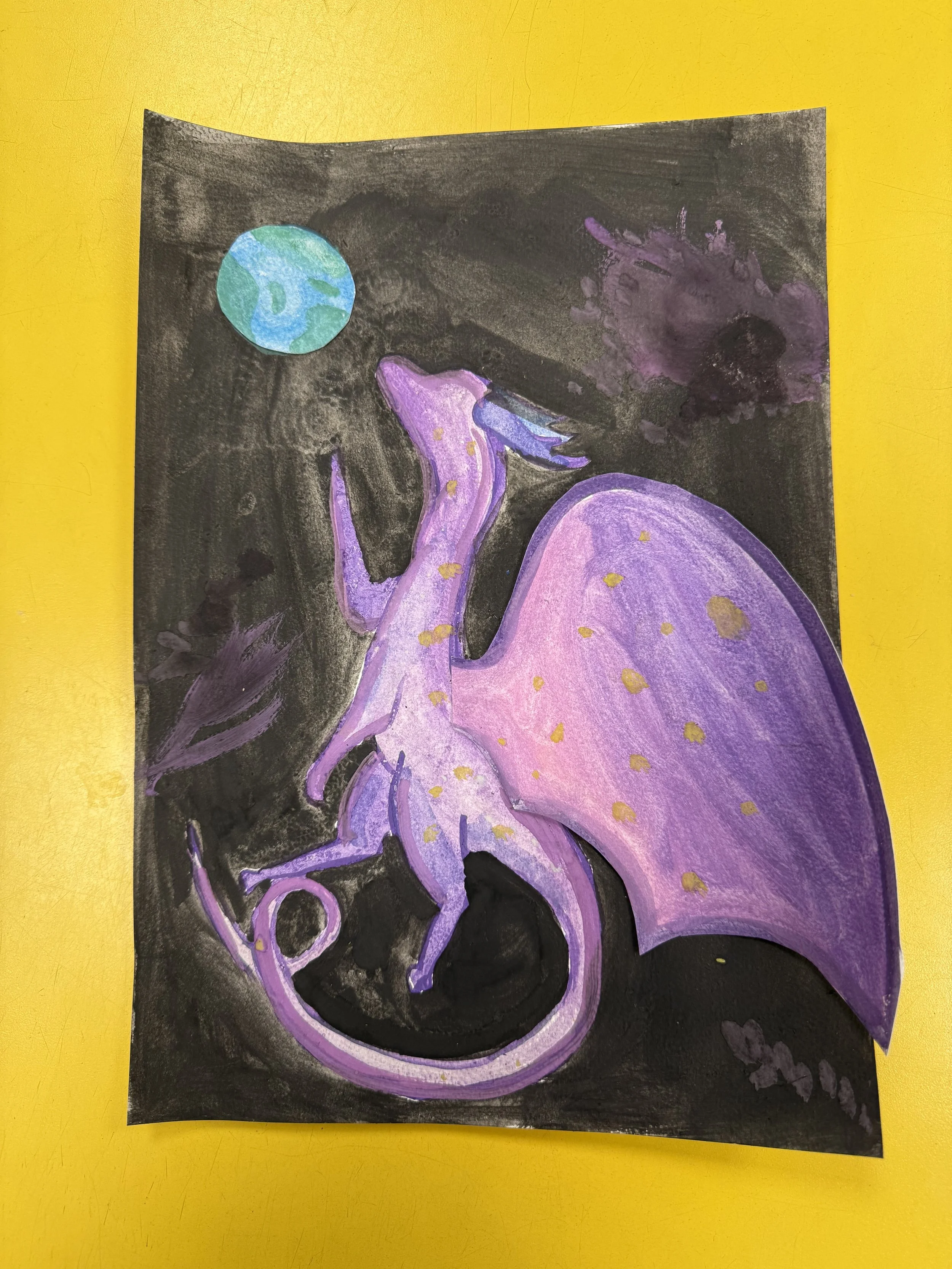 Schilderij van een paarse draak gemaakt door een kind tijdens een creatieve kunstles bij Studio XXVIII.