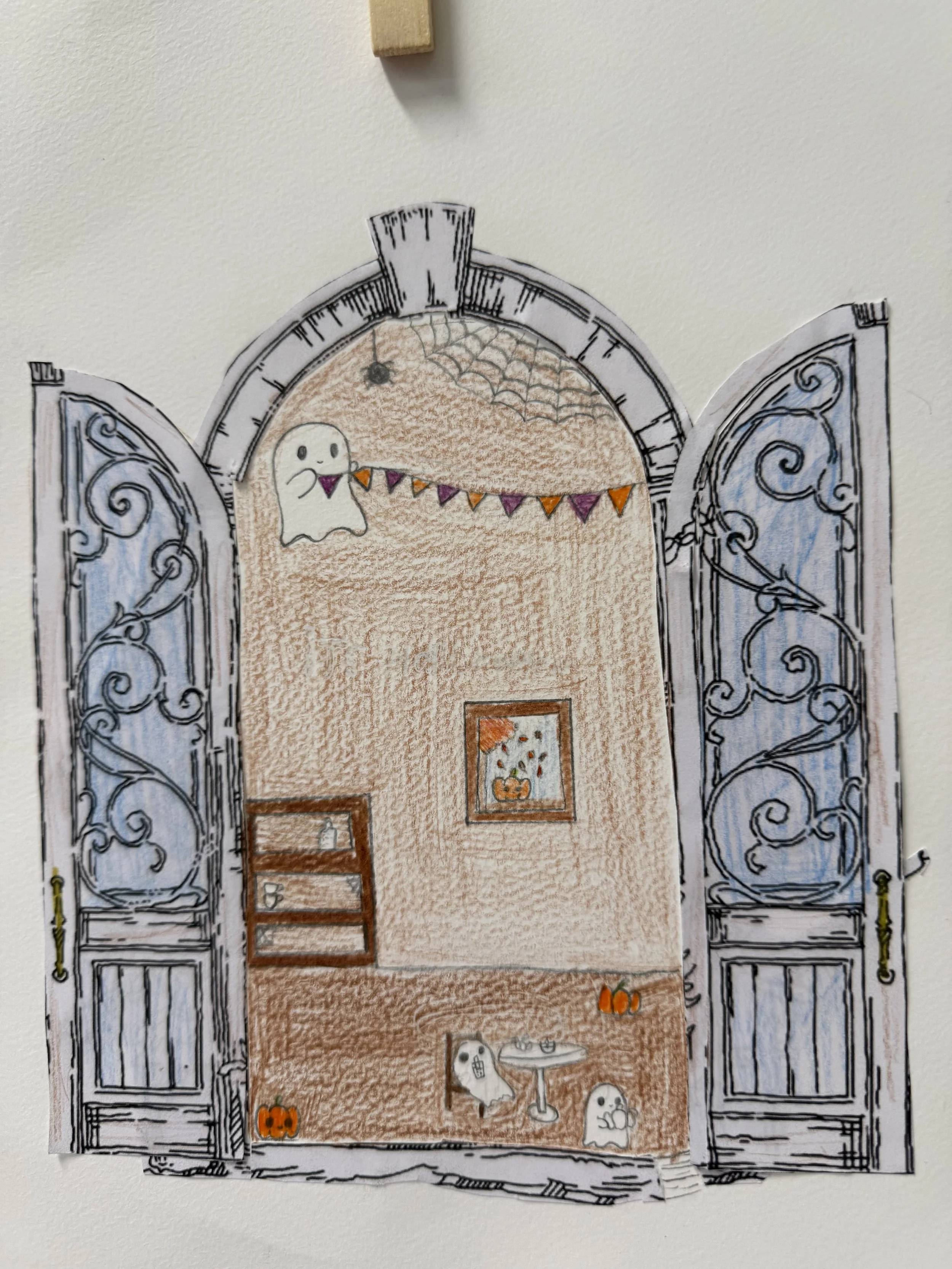 Kindertekening van een Parijs balkon versierd voor Halloween, met geesten, pompoenen en slingers — gemaakt tijdens een kunstworkshop van Studio XX