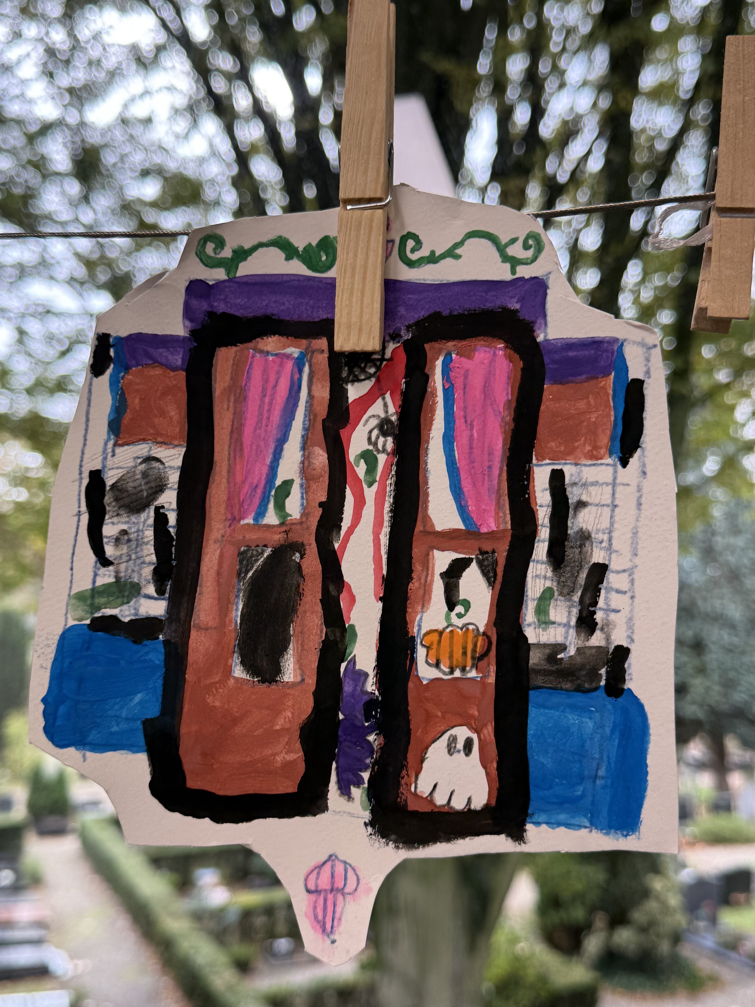 Schildering van een deur met Halloweenversiering, gemaakt door kinderen bij Studio XXVIII.