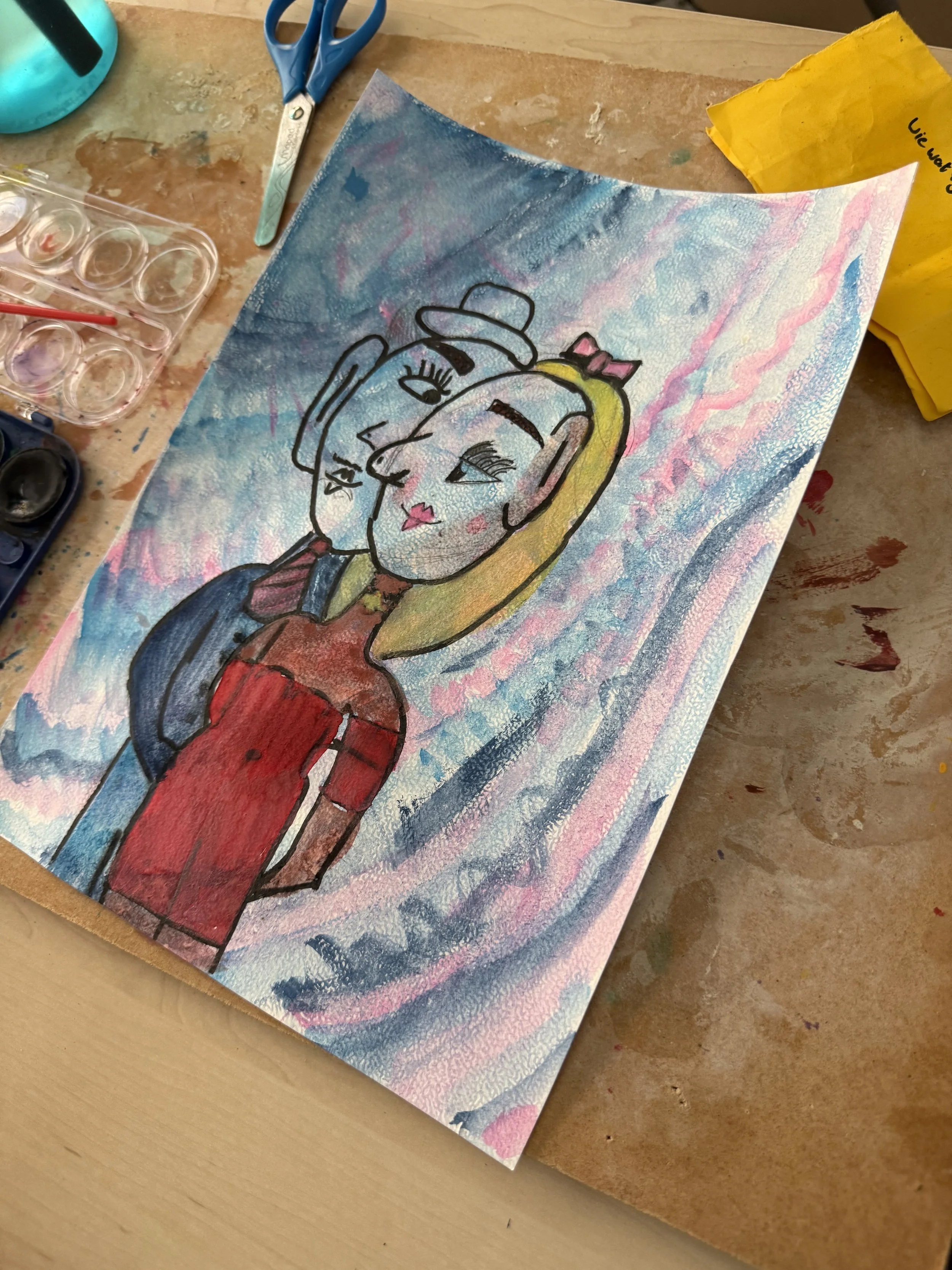 Aquarel kinderschilderij van een man en een vrouw geïnspireerd op Picasso, gemaakt tijdens een kunstles bij Studio XXVIII.