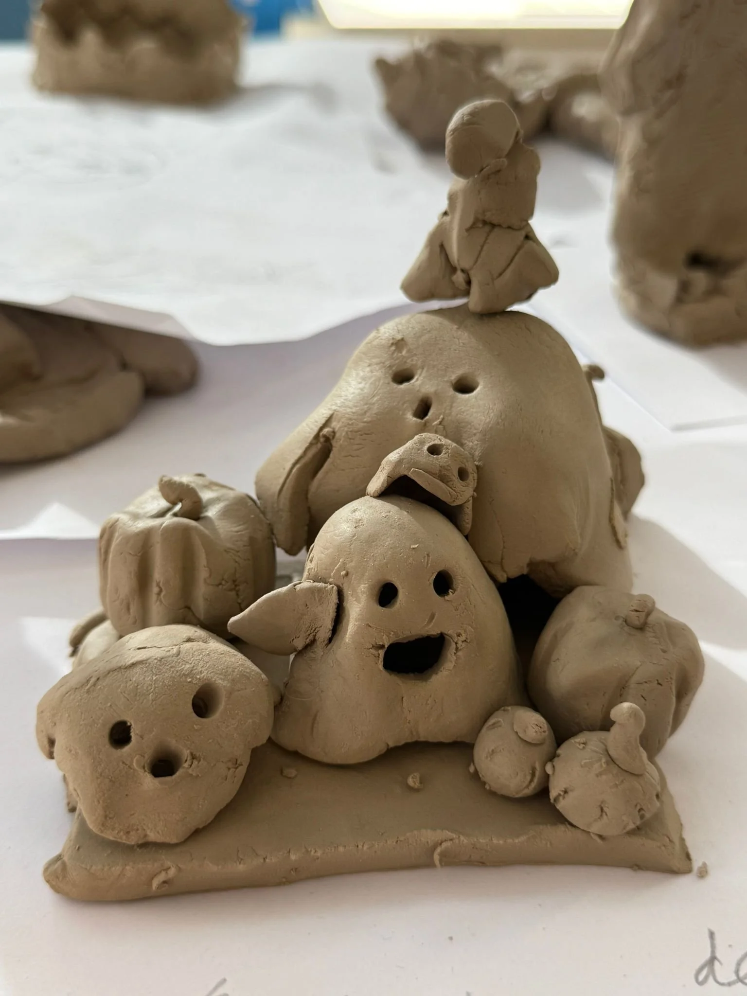 Digibord met uitleg over Picasso tijdens kunstles voor kinderen bij Studio XXVIII.