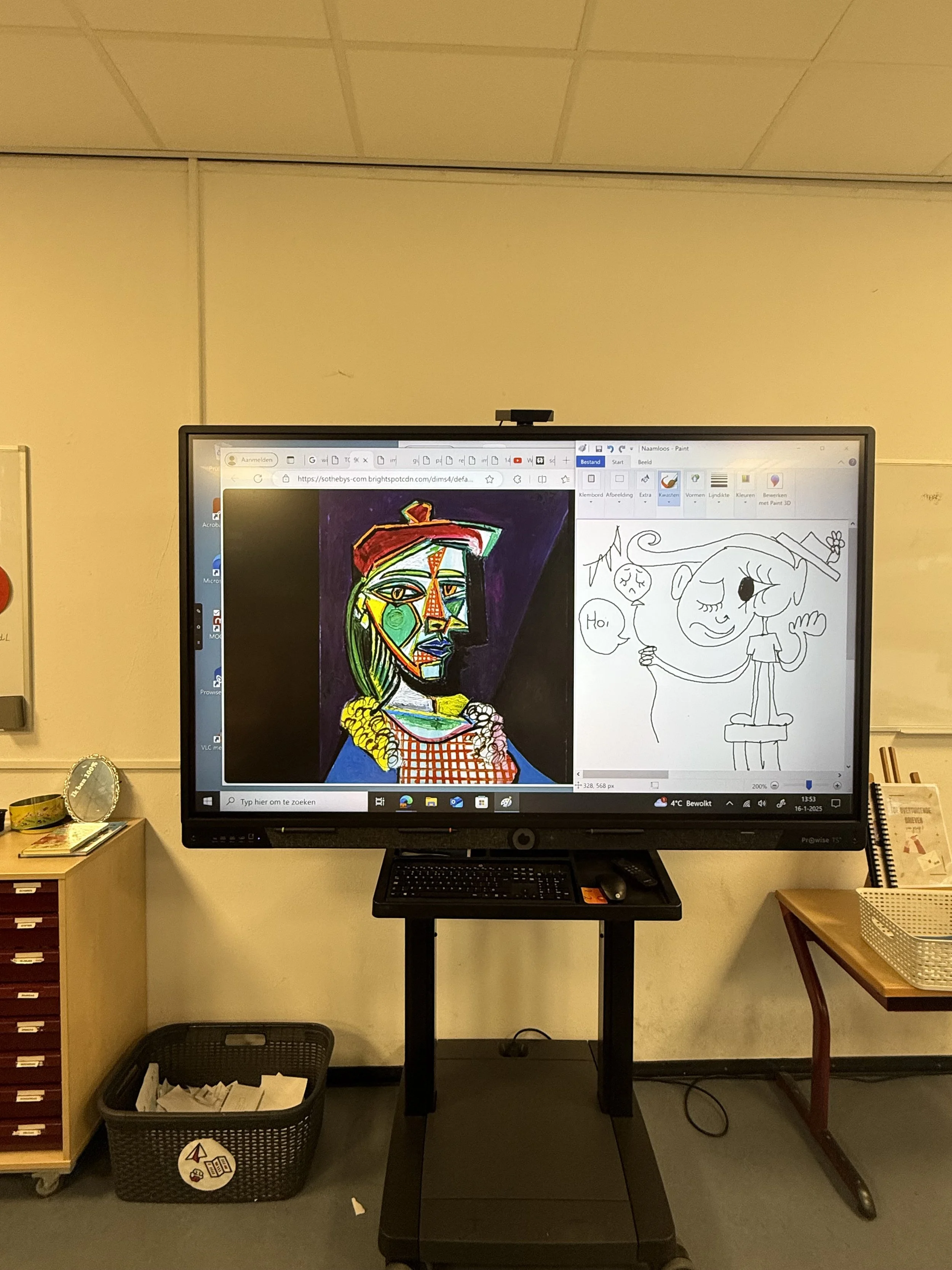 Digibord met twee Picasso-voorbeelden tijdens kunstles voor kinderen bij Studio XXVIII.