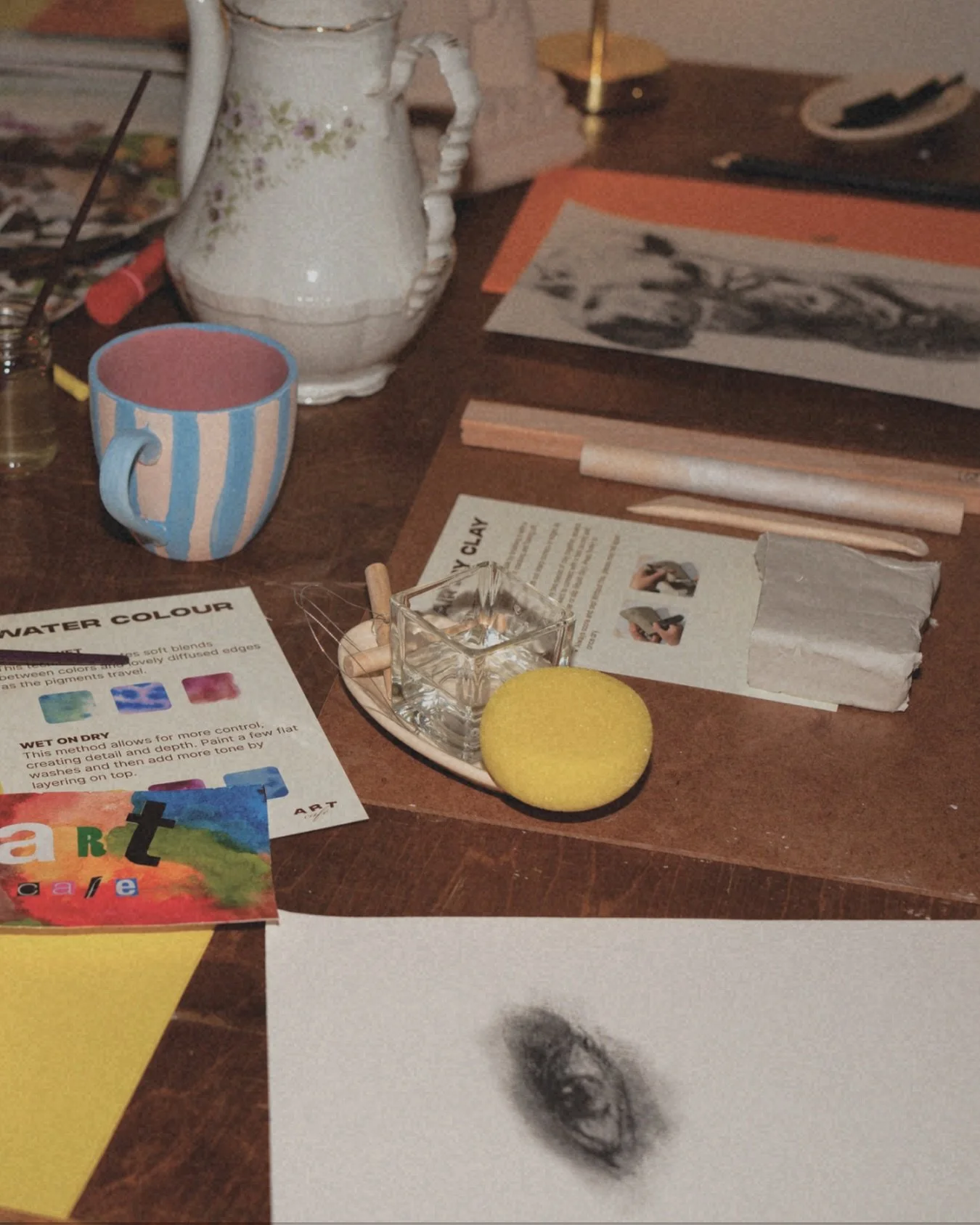 Choose from our art menu what you feel like working with that day. 
No pressure, just follow your curiosity.

From air dry clay and watercolour to collages, charcoal, and lino printing. Www.theartcafe.nl