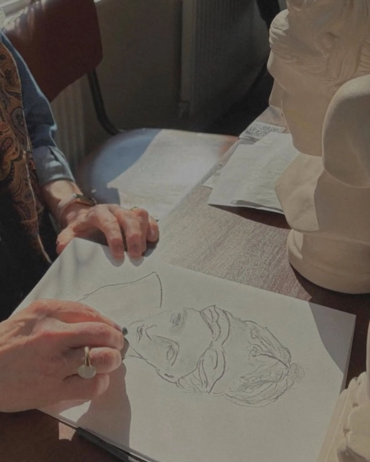 Did you know our caf&eacute; is full of inspiration? Like this classical lady, who served as the model for this charcoal drawing. You can even grab a mirror and try a self-portrait! Sign up via the link in our bio to try it yourself.