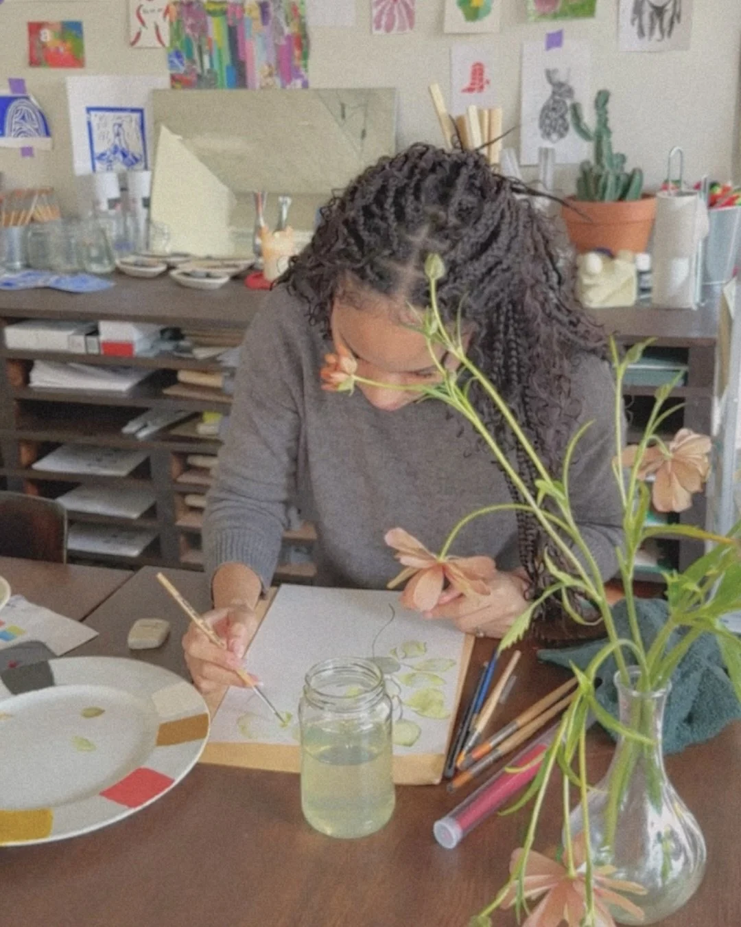 This lovely girl tried watercolour for the first time and fell in love! She and her friend found their new medium and created beautiful botanical paintings (swipe to see their work).

Try it yourself at our caf&eacute; 🌱🌻🌸