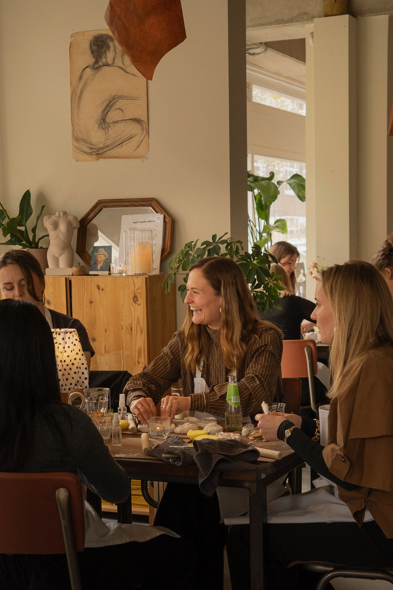 Friends enjoying a relaxed afternoon together at The Art Café in Amsterdam, a creative venue for baby showers and group celebrations.