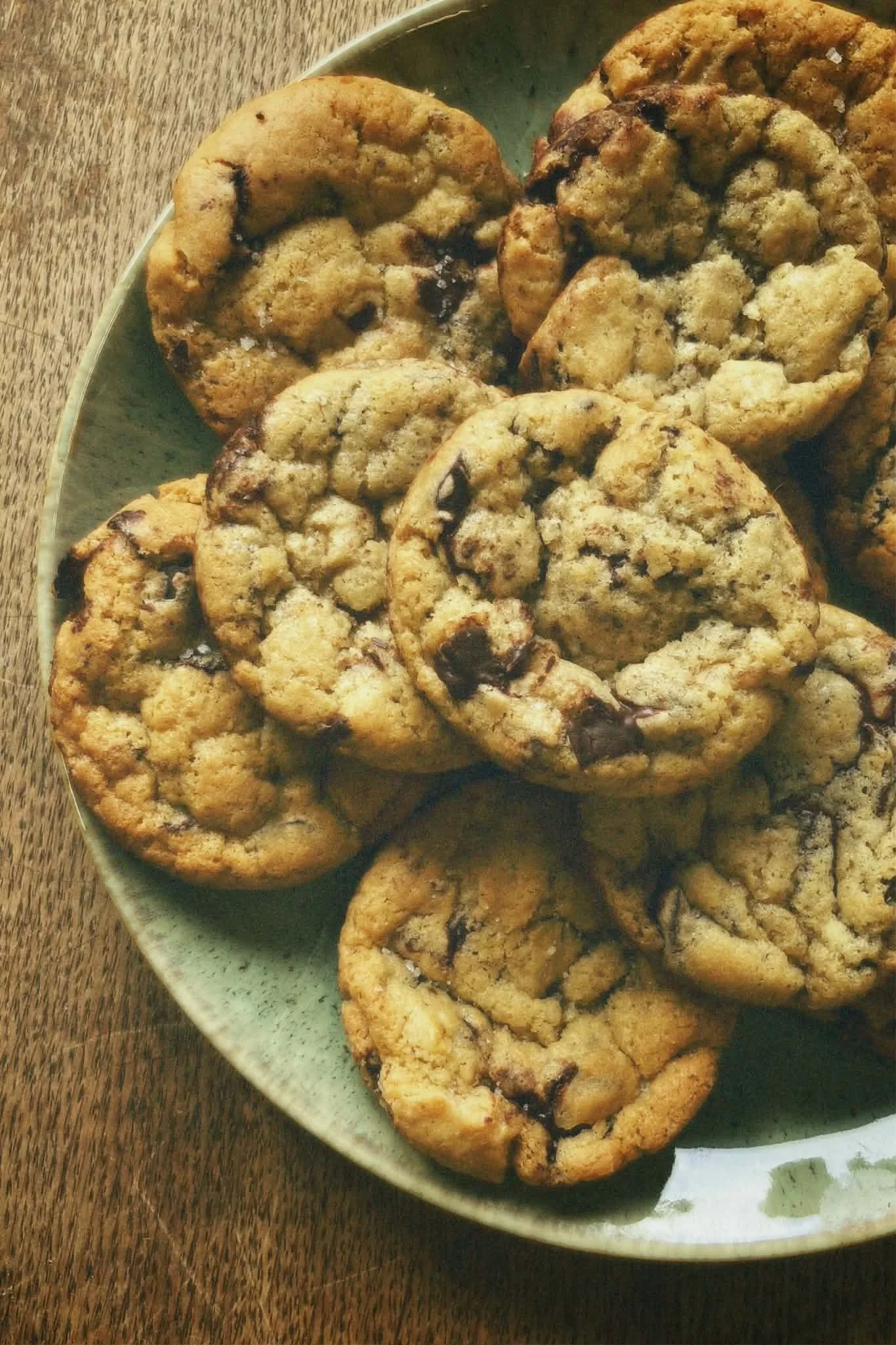 Cookies aux pépites de chocolat dans un bol