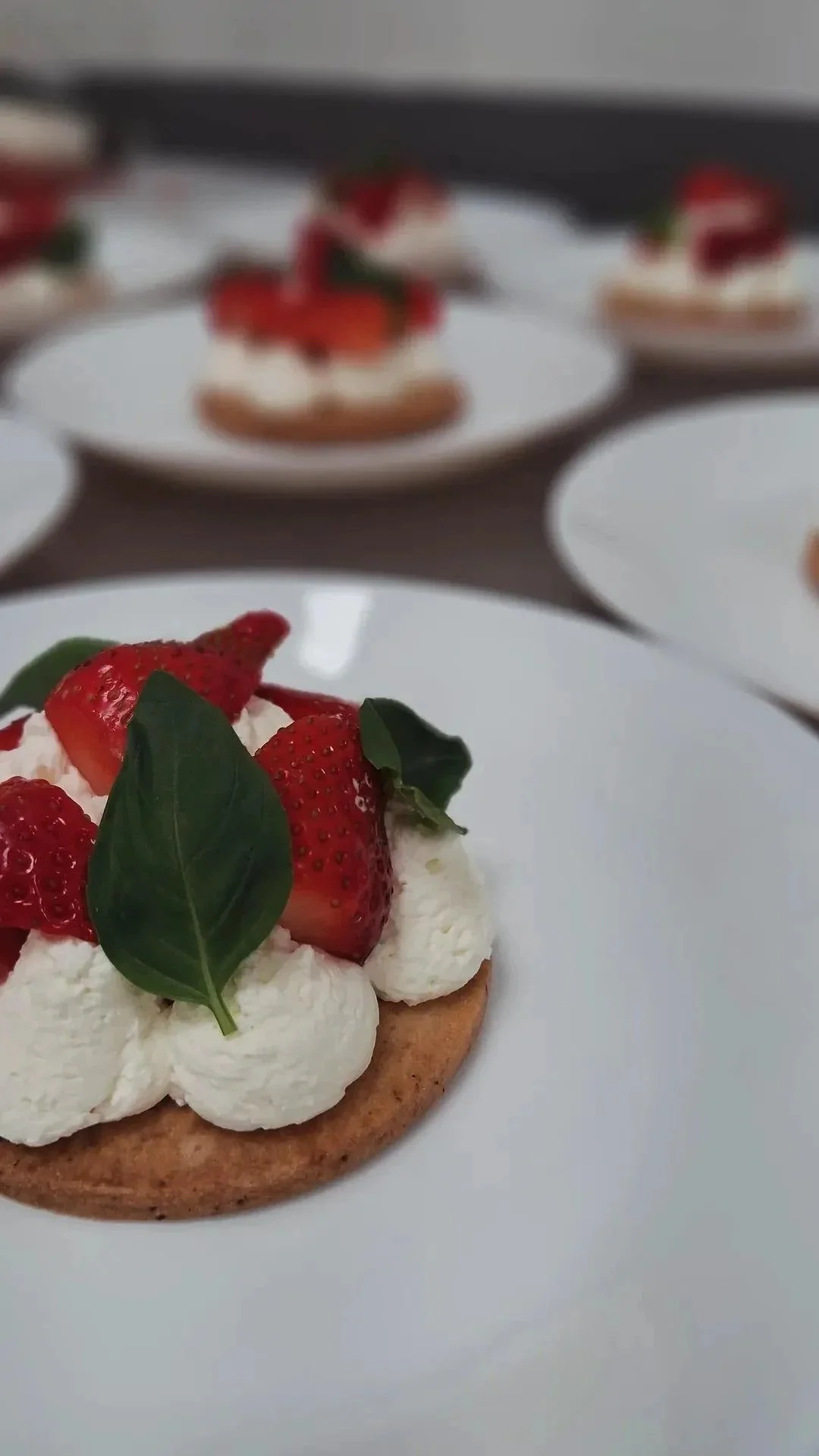 Tartelette aux fraises avec chantilly et feuilles de basilic