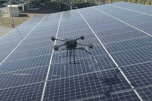 Une drone nettoyant une grande surface de panneaux photovoltaïques en Aveyron.