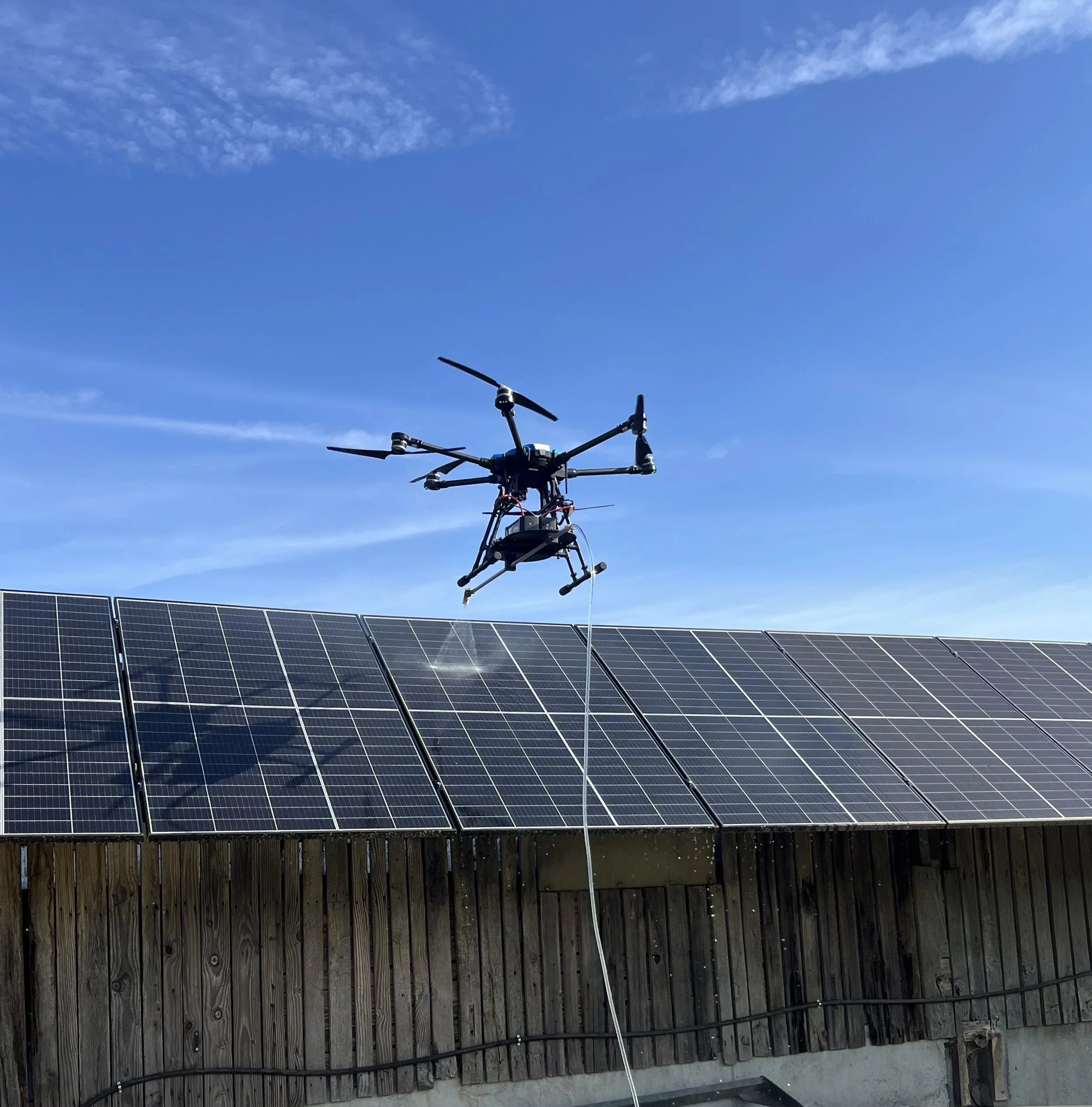 Drone industriel nettoie des panneaux solaires en Aveyron