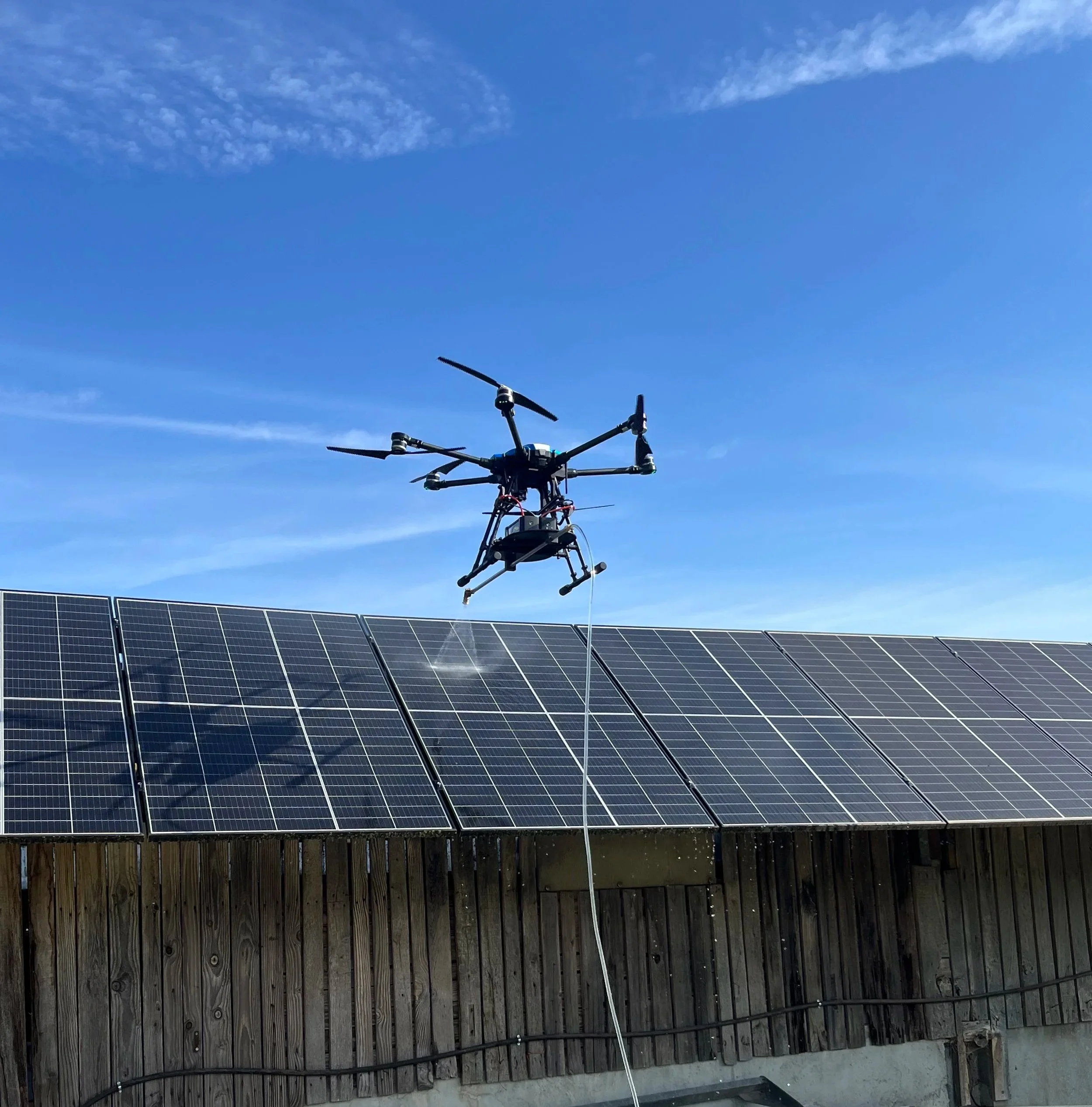 Un drone industriel nettoie des panneaux solaires en Aveyron