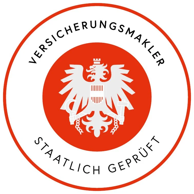 Runder Aufkleber mit einem weißen Adler in der Mitte, umgeben von einem roten Kreis. Oberhalb steht in Schwarz "VERSICHERUNGSMARKLER" und darunter "STAATLICH GEPRÜFT".