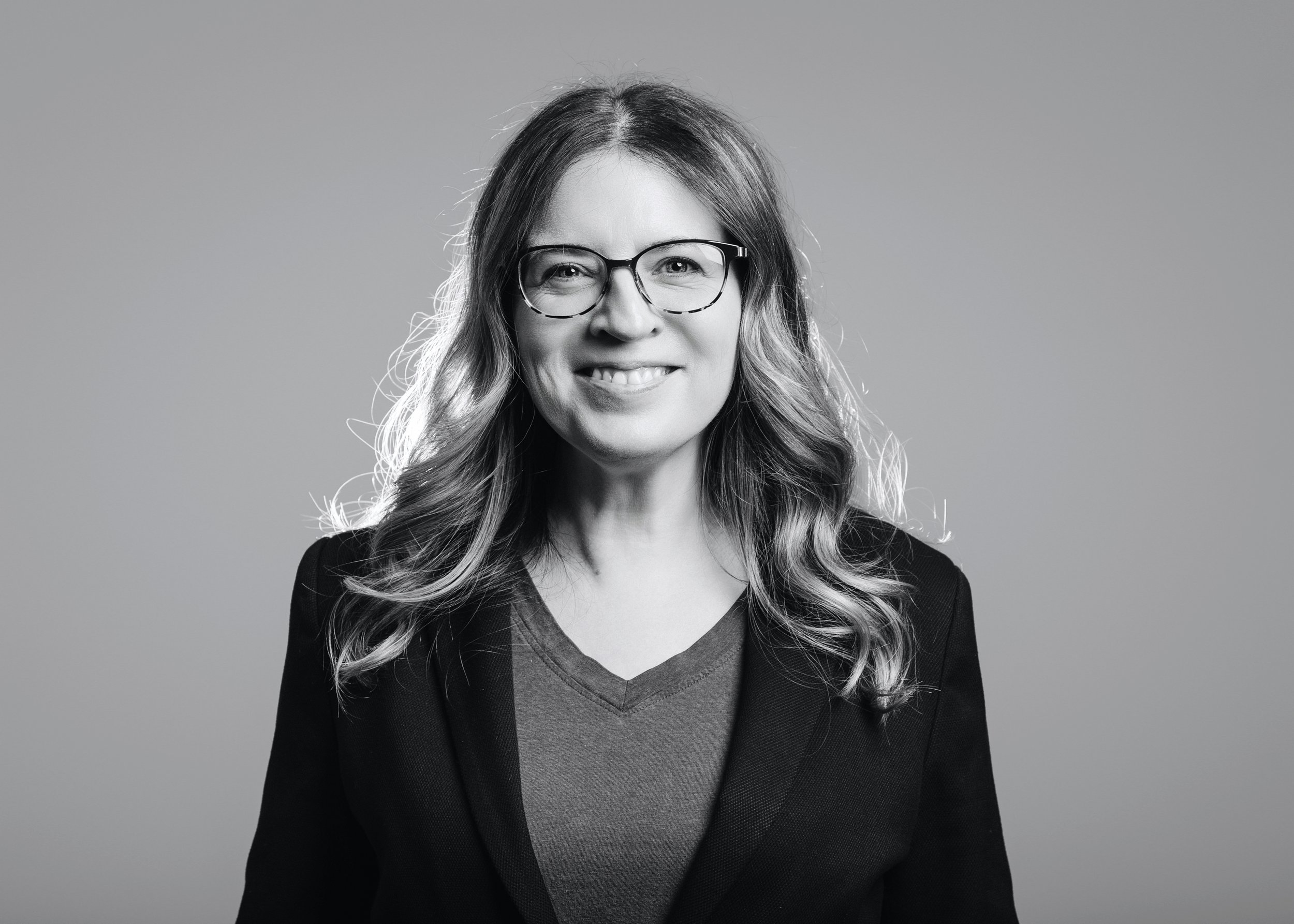 Black and white picture of Yvonne Reilly, corporate editor and content strategist, Luxembourg.