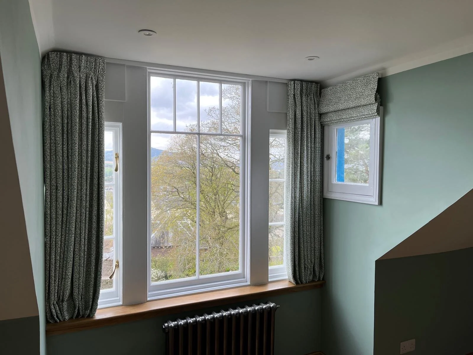 A great example of made to measure window treatments working around an awkward layout ✨
Neatly tailored curtains and a perfectly fitted Roman blind, designed to suit different window sizes and angles while keeping everything feeling calm and cohesive