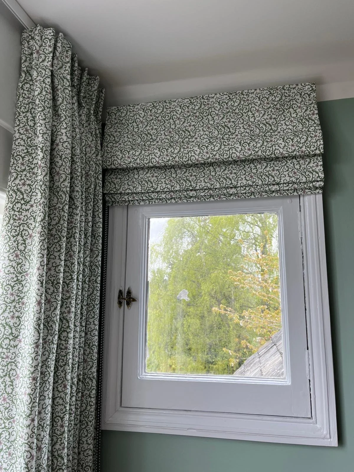 Classic pattern, beautifully finished 🤍
A made to measure Roman blind paired perfectly with coordinating curtains. Timeless, elegant and designed to suit the space exactly.

👉 strathearn-interiors.com
.
.
.
.
#StrathearnInteriors #RomanBlinds #Made