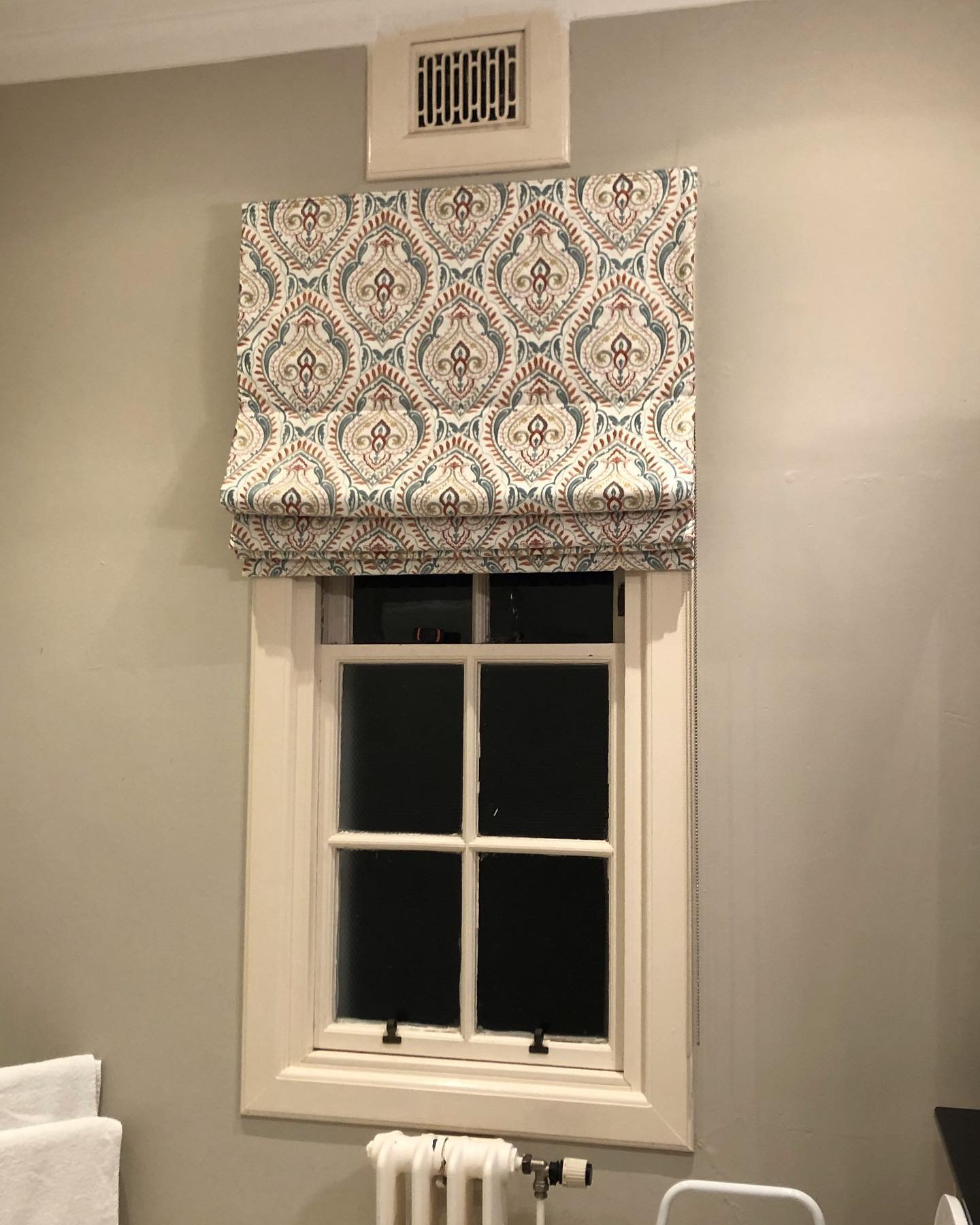 A beautiful Roman blind adding colour and character to this space ✨

The patterned fabric brings warmth and interest while keeping the window treatment clean, tailored and perfectly fitted.

Sometimes one statement blind is all a room needs.

👉 stra