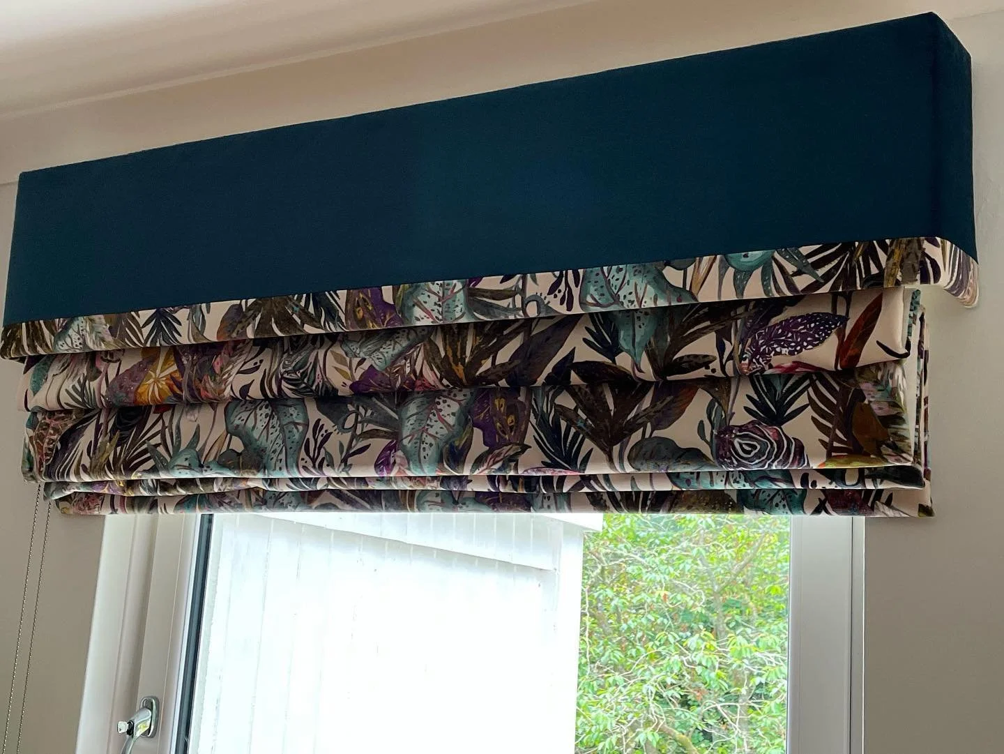 A bold fabric deserves a beautiful finish ✨

This vibrant Roman blind paired with a sleek pelmet adds colour, depth and a real statement to the window. The contrast between the rich teal and the patterned fabric creates a striking, modern look while 