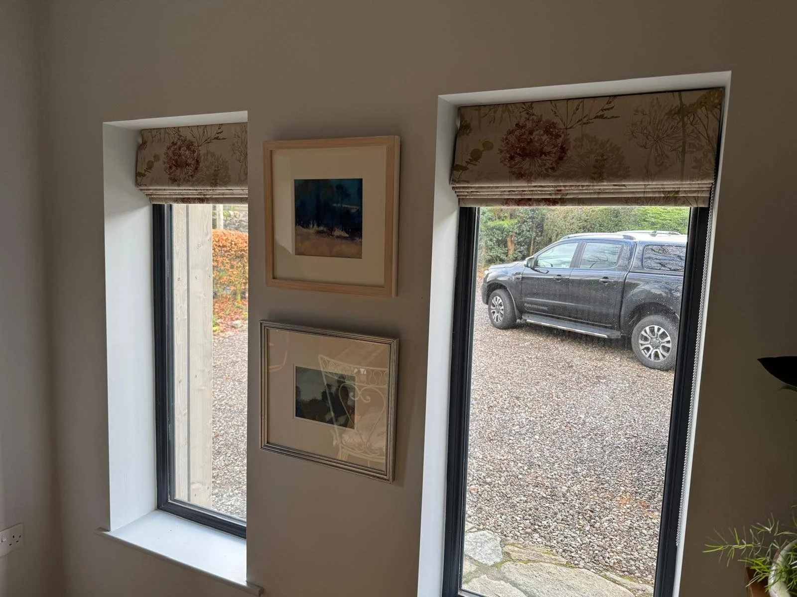 A lovely pair of Roman blinds adding softness and warmth to these narrow windows ✨

The delicate floral fabric brings just enough pattern to the space while keeping the look calm and elegant. Made to measure so they sit perfectly within the window re