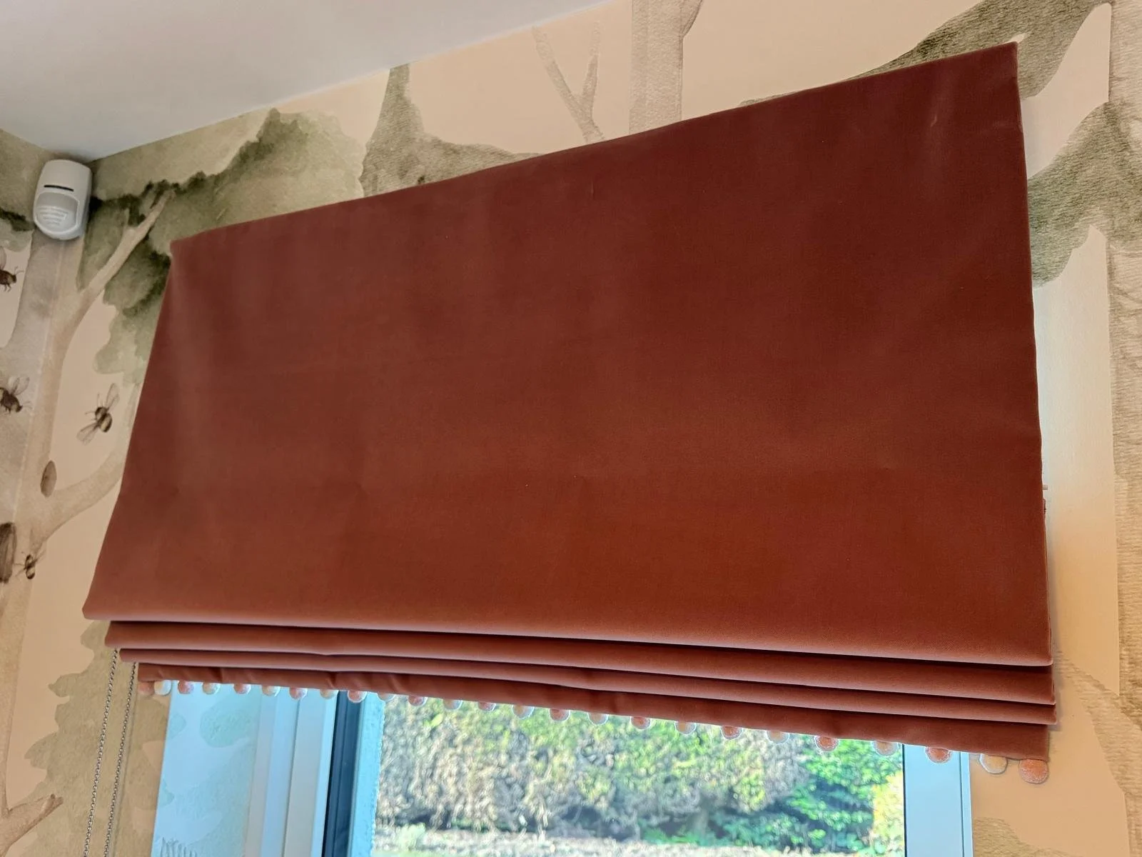 A beautiful Roman blind adding warmth and softness to this space ✨

The rich velvet fabric brings depth and elegance, while the delicate trim detail underneath adds that perfect finishing touch. Simple, luxurious and made to measure for the perfect f